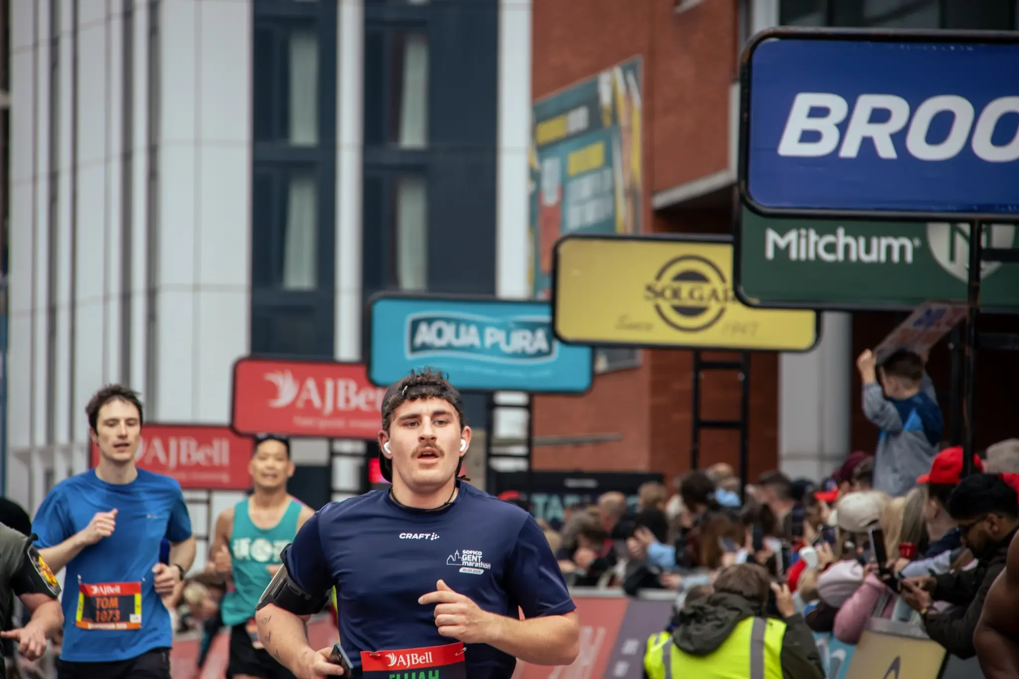 half-marathon-runner-sponsor-signs-great-birmingham-run-birmingham.webp