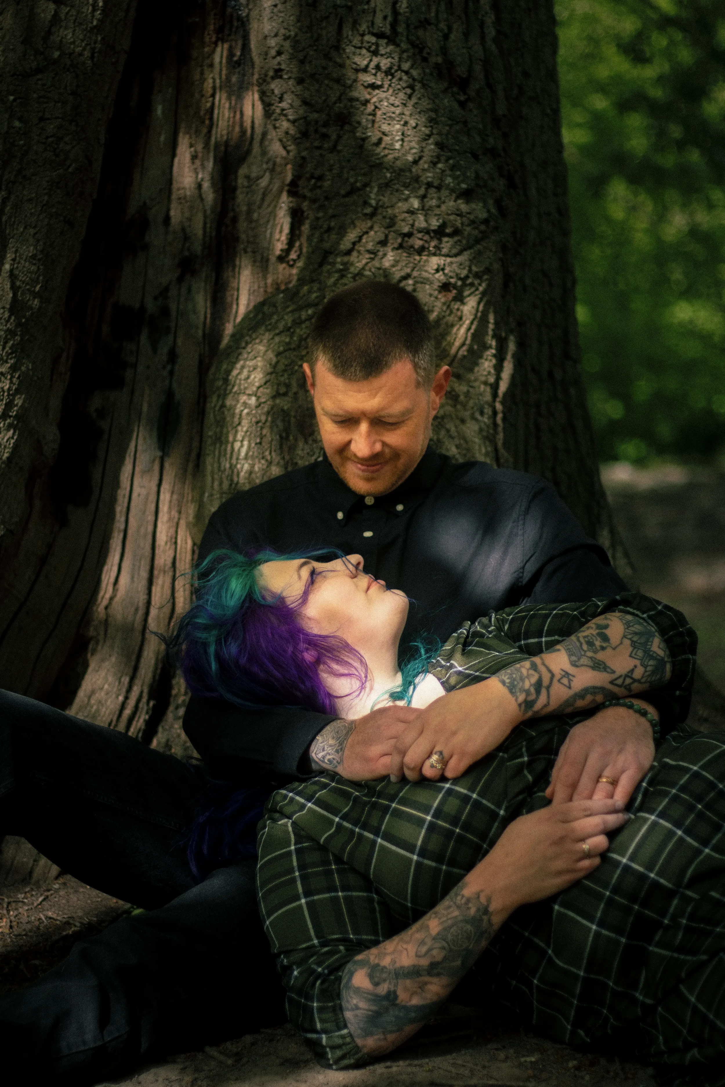 alternative-romantasy-holding-laying-under-tree-ewloe-castle-ewloe-north-wales.webp