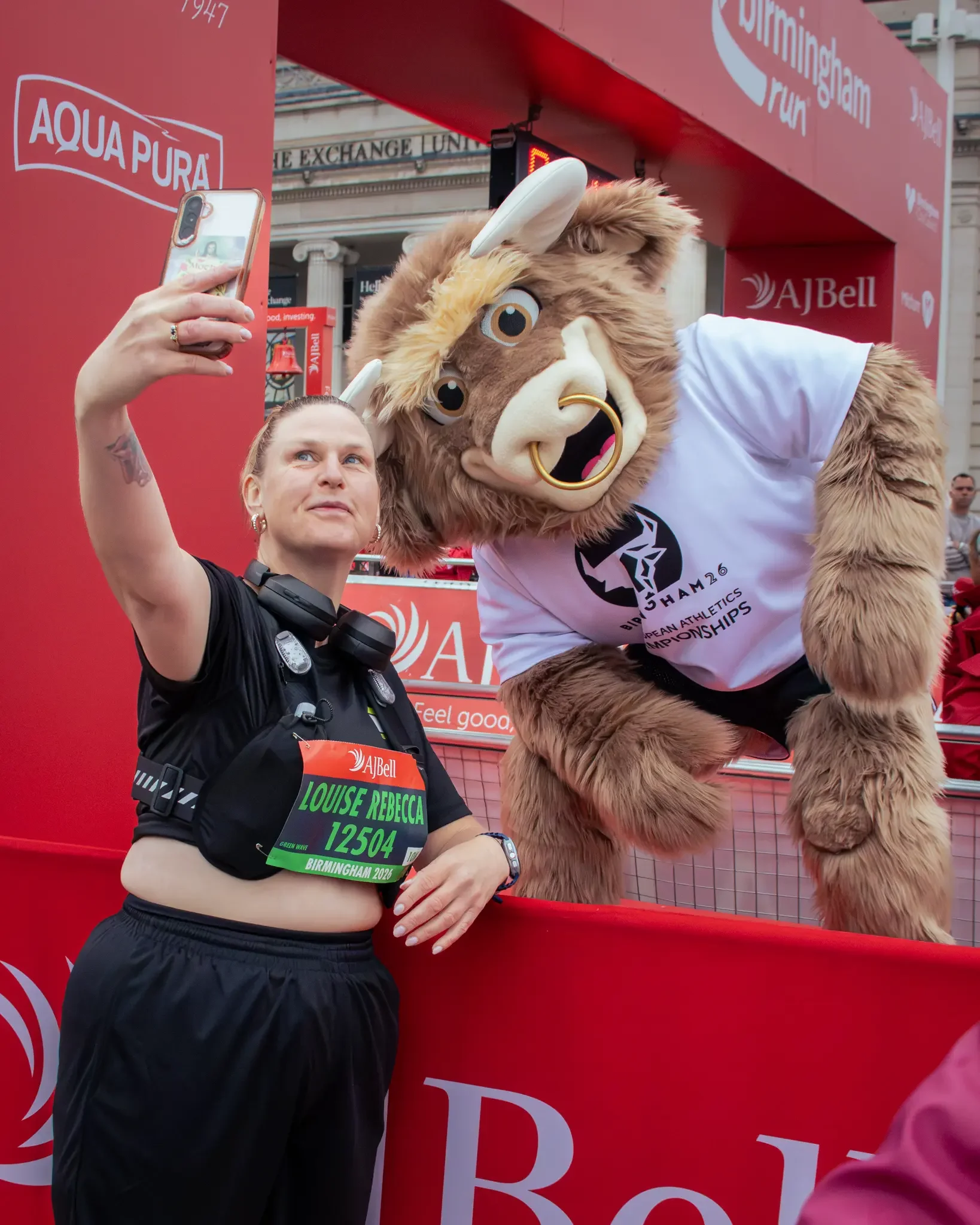 half-marathon-runner-with-birmingham-bull-mascot-great-birmingham-run-birmingham.webp