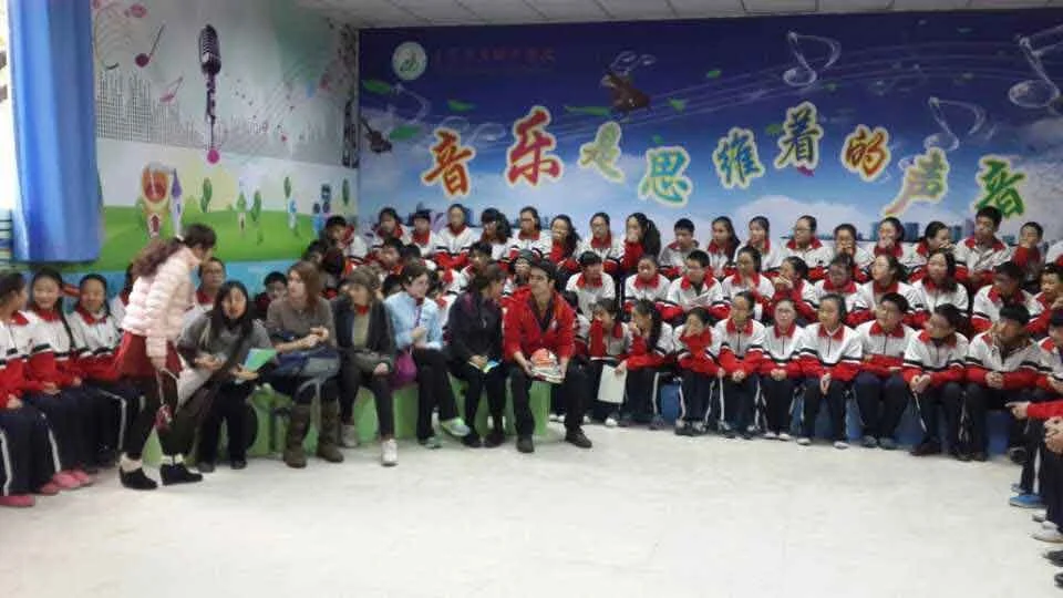 Putney School students engaging in a collaborative art dialogue with local students from Daping Middle School, a social practice organized by Le Xi (奚乐).