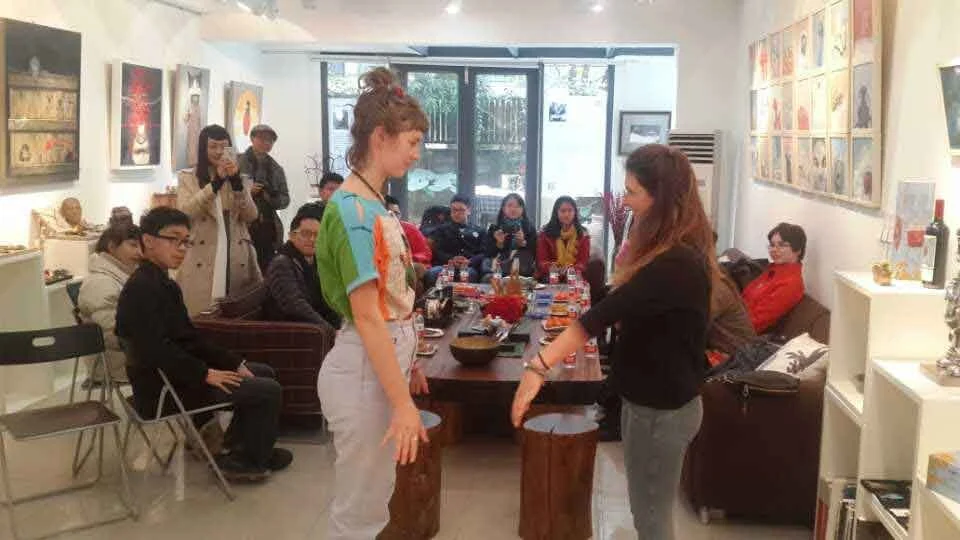 Putney School students interacting with local students from Chongqing No.33 Secondary School at Jinse Art Gallery, a social practice organized by Le Xi (奚乐).
