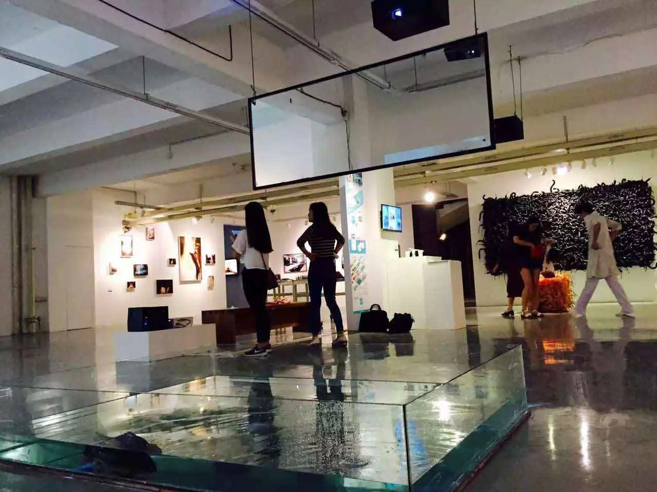 框架之外：四川美术学院新媒体艺术系2011级毕业展教学实践 | Mentoring the SCFAI Graduation Exhibition