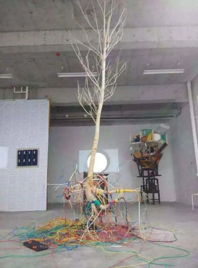 New Media installation grafting digital components onto living trees, a research-based student project led by Le Xi (奚乐) at Sichuan Fine Arts Institute.
