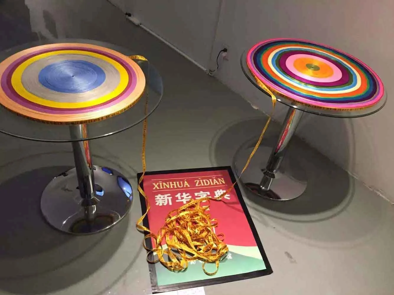 Handwritten Xinhua Dictionary on colored fabric discs, a massive conceptual installation mentored by Le Xi (奚乐) focusing on the "Mysterious Loop" theory.