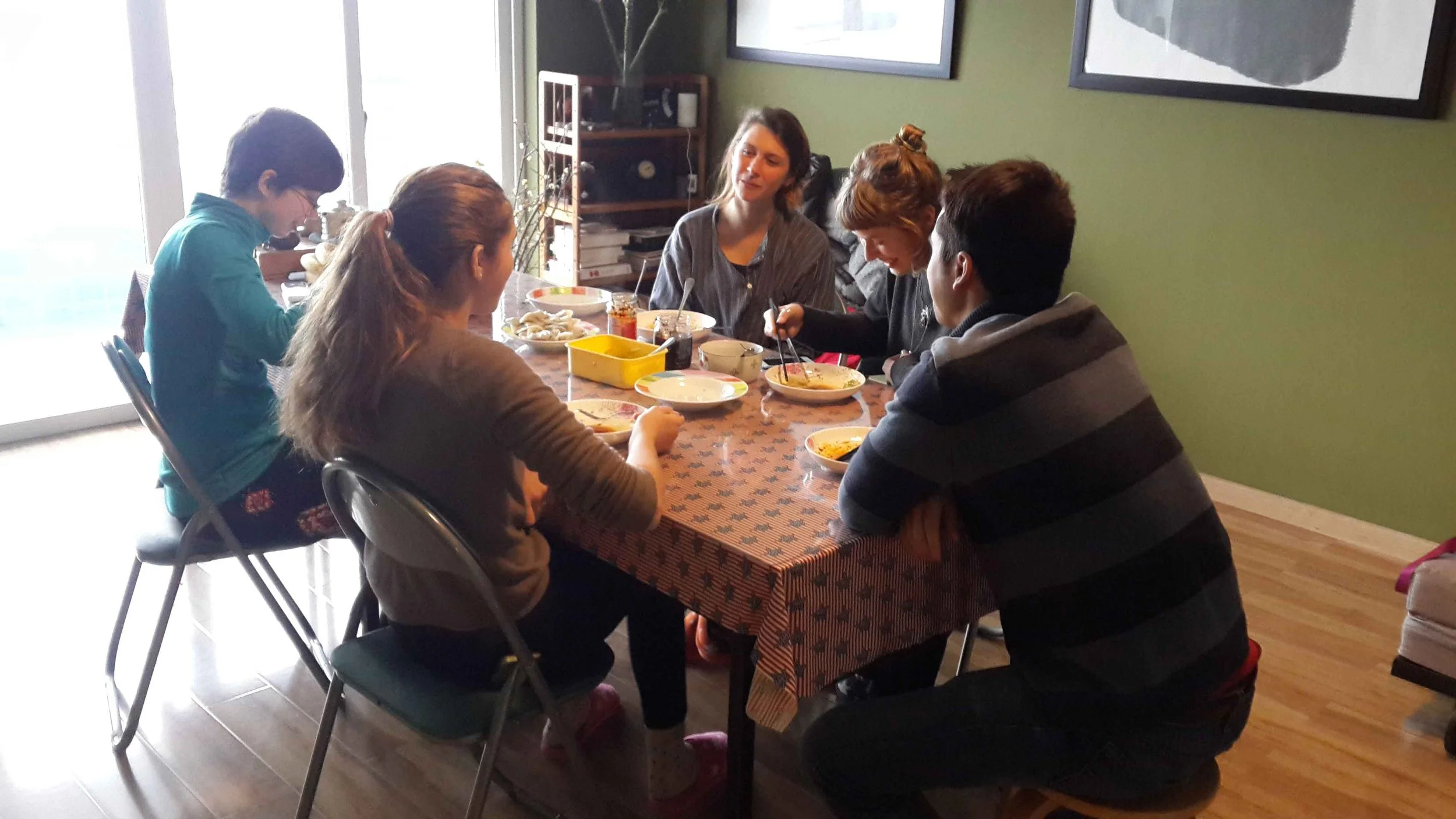 Putney School students sharing a traditional dumpling meal while living at Le Xi's (奚乐) studio, an immersive experience of "Art as a Way of Living" organized by Le Xi.