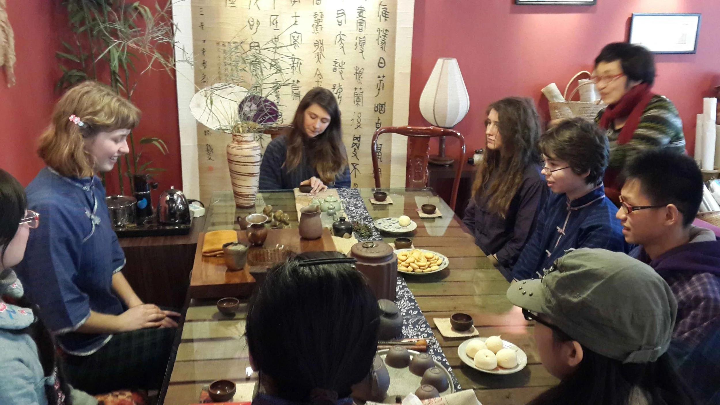 Putney School students immersing in traditional Chinese tea culture and ceremony in Chongqing, a social practice organized by Le Xi (奚乐).