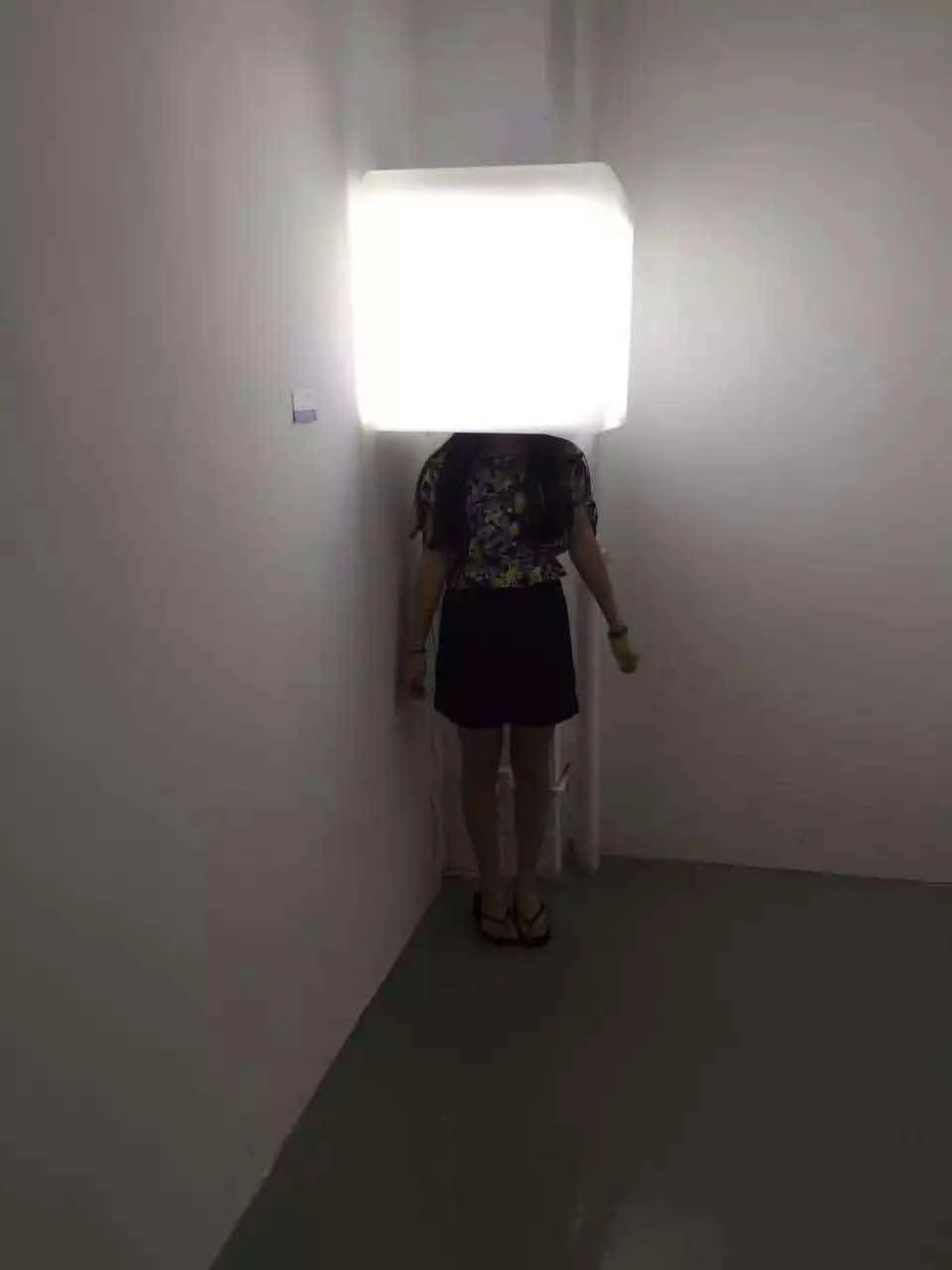 A corner cube light installation paying homage to James Turrell, allowing viewers to insert their heads, mentored by Le Xi (奚乐) at SCFAI