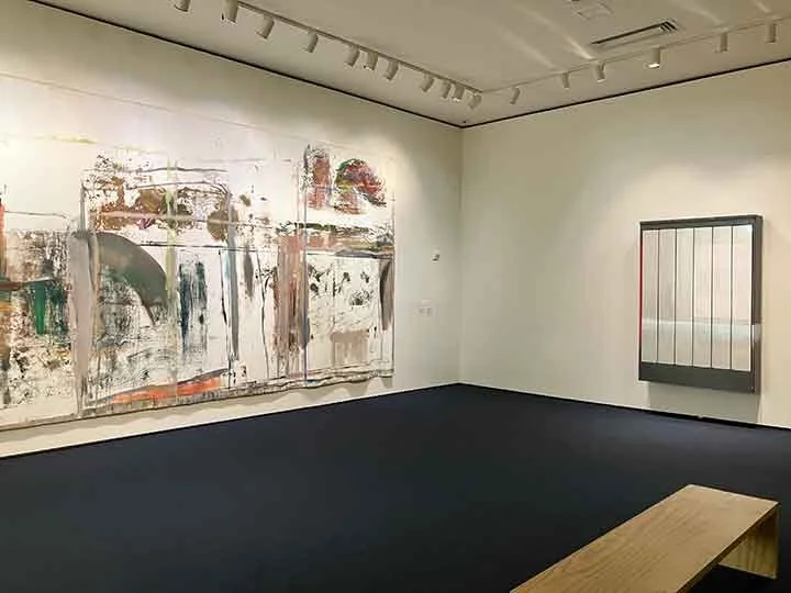 PS1 The Gatherers installation featuring stacked found objects, reflecting on waste and accumulation. Photographed by Le Xi奚乐.