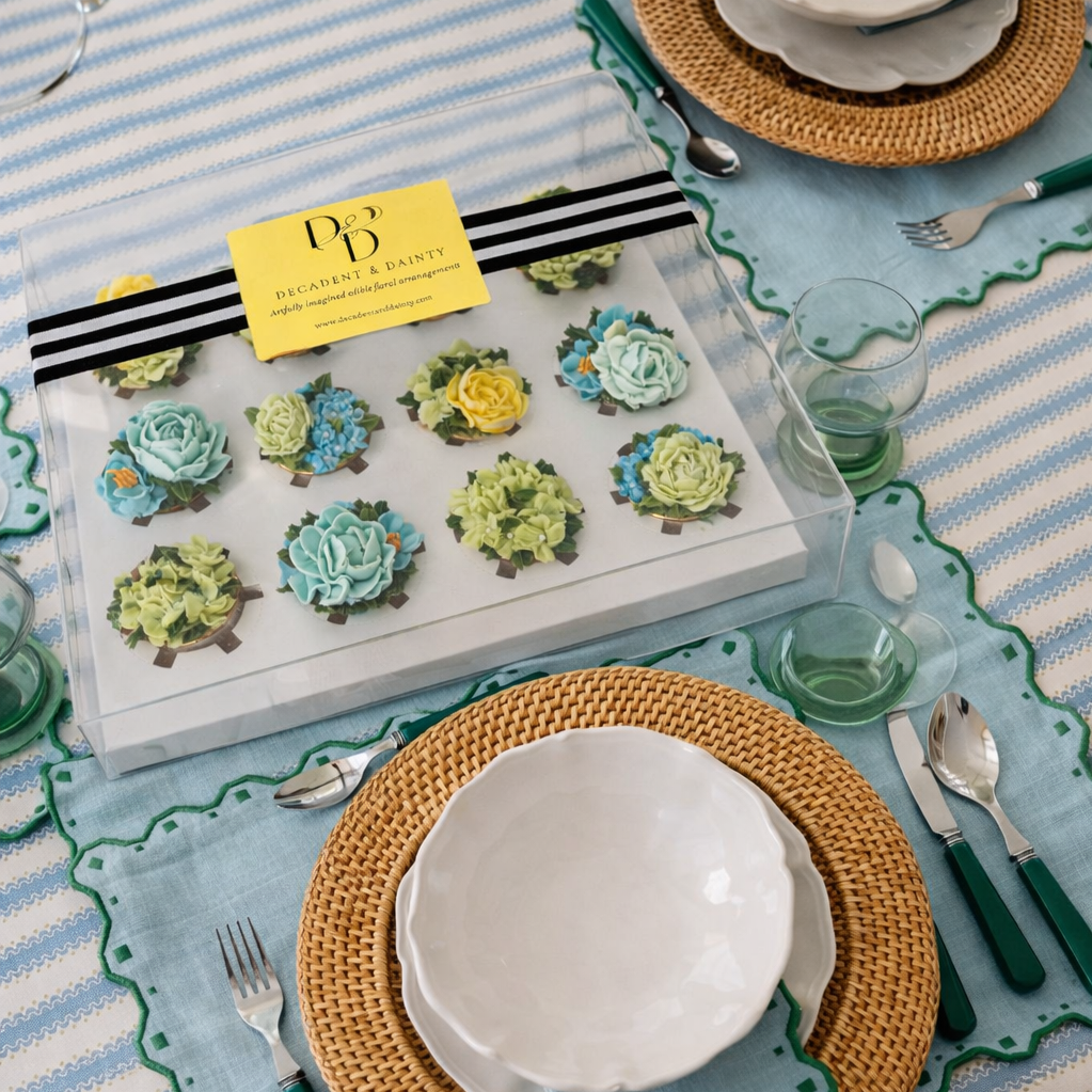 Elegant+table+setting+with+cupcakes.png