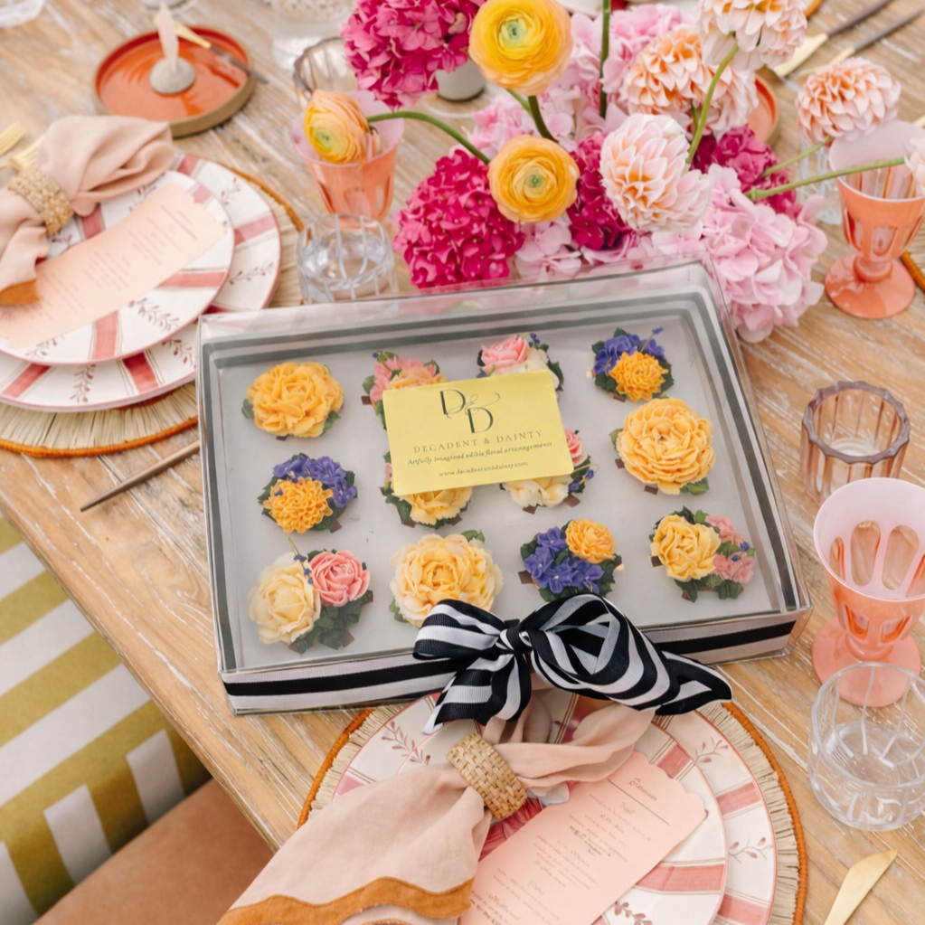 Charming+outdoor+table+with+floral+accents.png