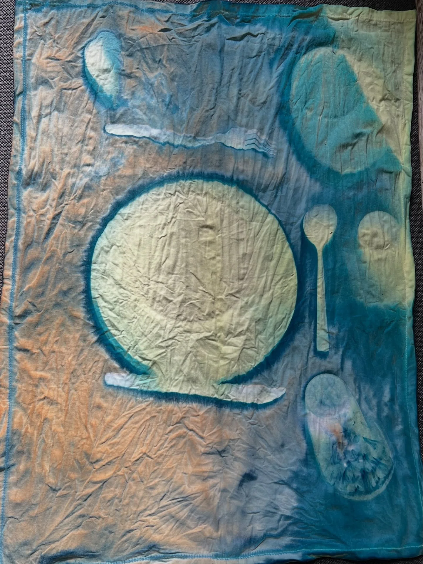 bits and pieces from in the studio and outside over the past months :)

1. test cyanotype 
2.Ink drawings from an 80s italian cookbook found on the street 
3. Photo paper test graph 5 second intervals
4. Pinhole camera photos from studio 
5. inversio