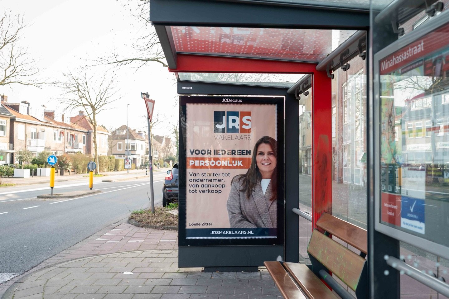 Ik vind het altijd leuk om mijn werk terug te zien op een scherm. Maar eerlijk: het is n&oacute;g leuker als het ineens in het straatbeeld hangt. En al helemaal in de stad waarin je zelf woont! 😍 
Voor @jrs.makelaars mocht ik de campagnebeelden foto