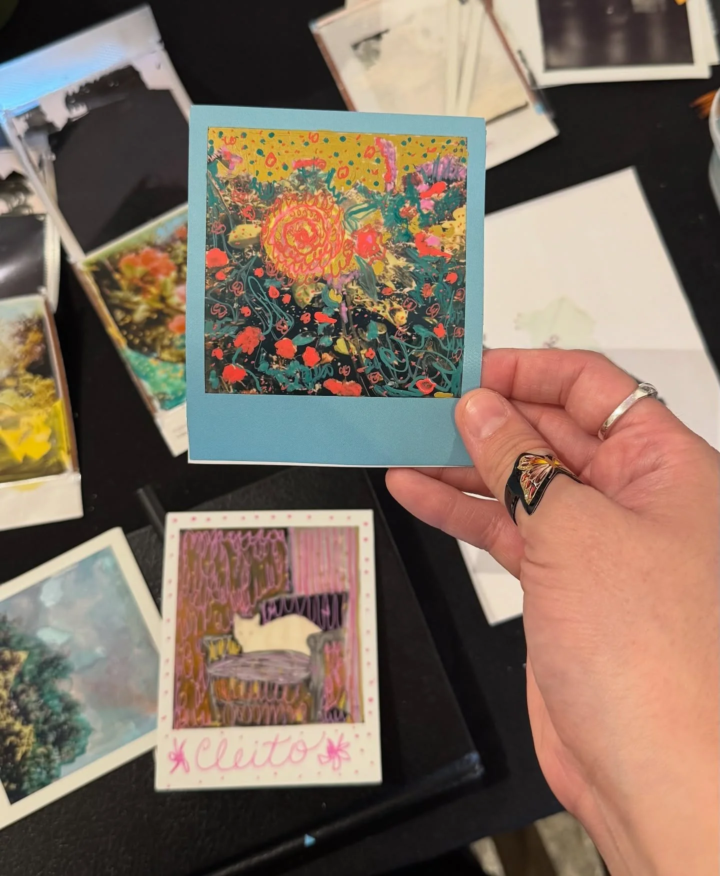 Taller de polaroid experimental 💫🌸💛✨ Intervine mis polaroids con acuarela y plumones; aprend&iacute; a abrir una polaroid e hice mis primeras dos emulsion lift 💕. Me encant&oacute; el proceso, disfrut&eacute; demasiado experimentar de esta manera