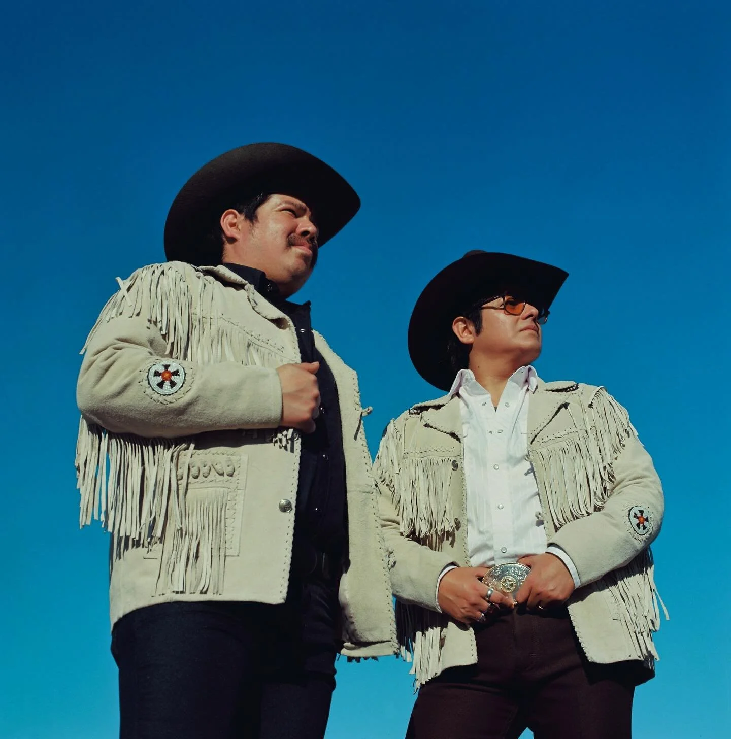 Resultado (Parte I) de los retratos para el proyecto @lostiosdeapodaca en formato 120 🎞️📸🔥 inspirada en las portadas de los discos de la m&uacute;sica regional norte&ntilde;a de los 70s y 80s. 

Revelado: @givefilmachance 
Pel&iacute;cula: Ektar 1