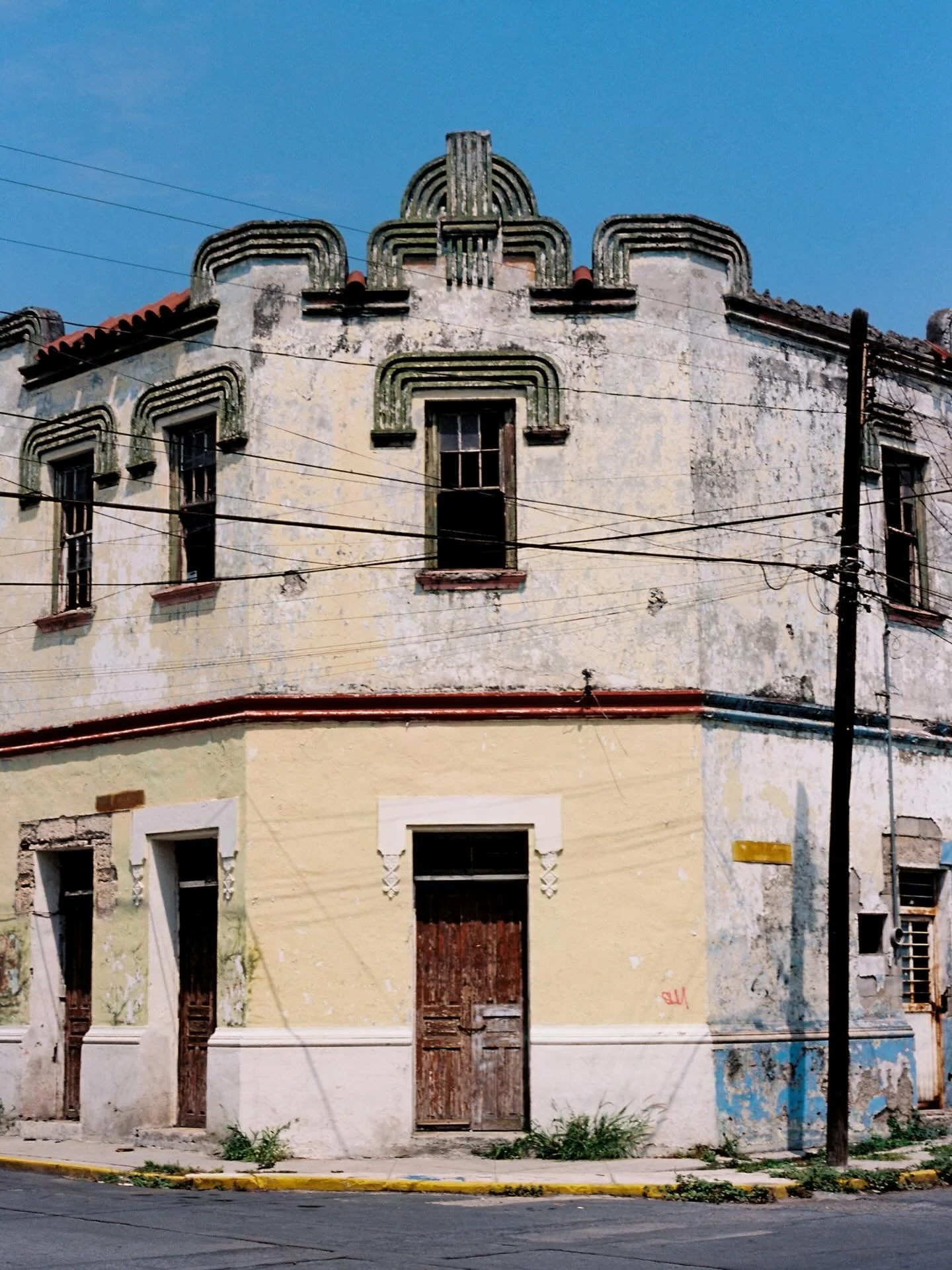 Hace poco le&iacute; en un post de @restaurika.mx que este edificio que est&aacute; en el centro fue demolido y me acord&eacute; que por all&aacute; del 2021 lo hab&iacute;a fotografiado. Se me hace sumamente importante registrar la ciudad, hacer un 