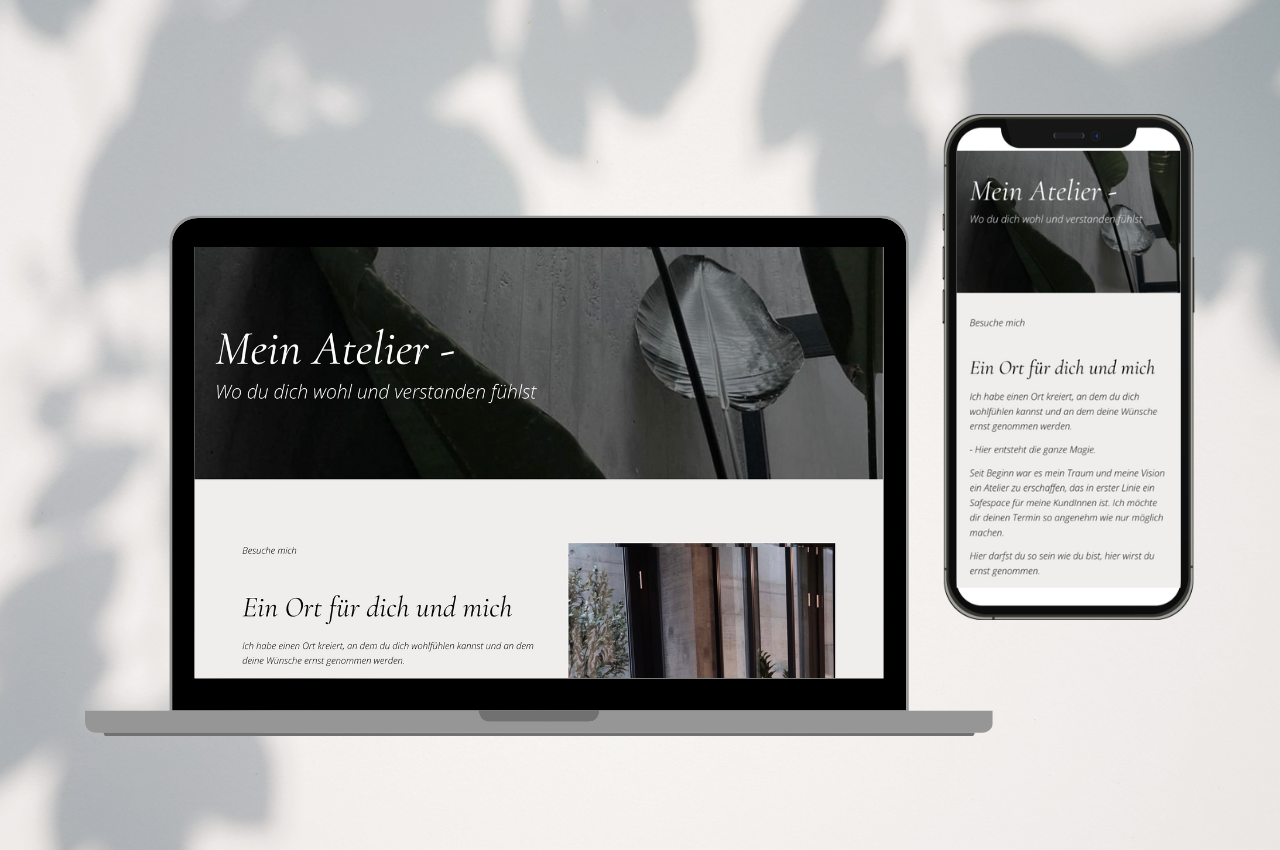 Laptop und Smartphone mit geöffneter Webseite. Die Webseite trägt den Titel "Mein Atelier - Wo du dich wohl und verstanden fühlst" und zeigt Bilder mit einem Text, der ein einladendes Atelier und Safespace beschreibt. Hintergrund mit sanften Schatten