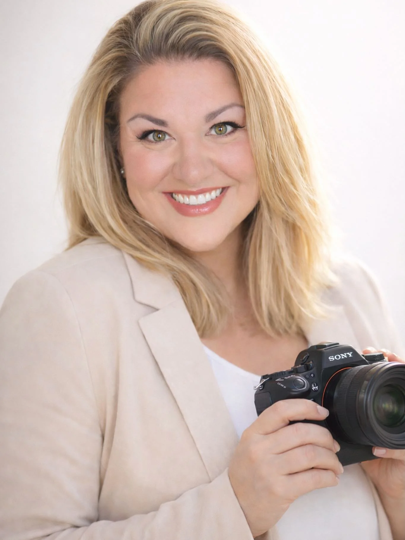 HELLO, I&rsquo;m Leah 🤍

The girl behind the camera, the one fluffing your dress, fixing your hair, hyping you up, and capturing the moments you didn&rsquo;t even realize were happening.

I&rsquo;m a wedding, family and high school senior photograph