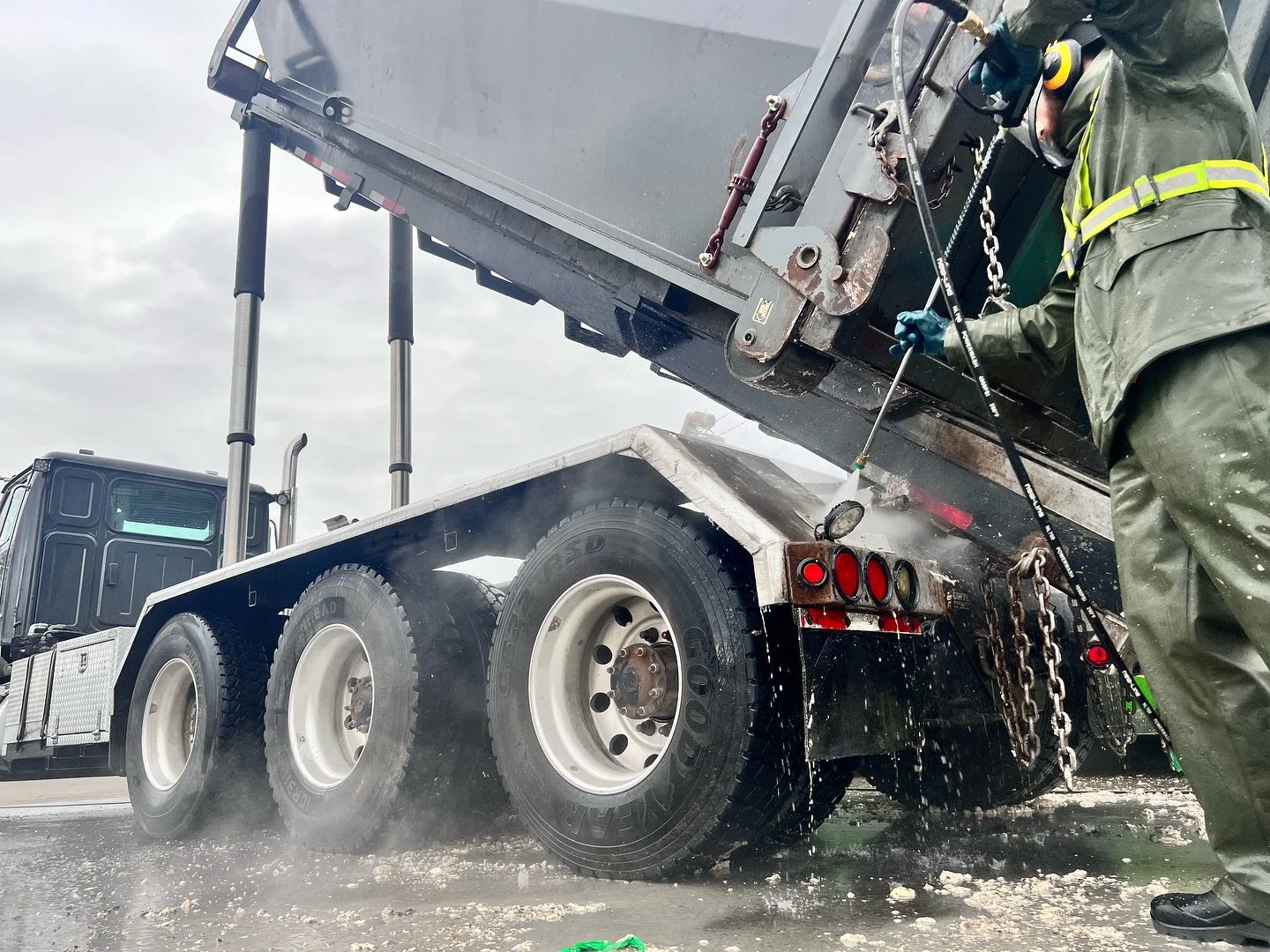 A clean fleet is key to a professional image. Regular washing protects your trucks and maintains your brand's reputation.💦🚛 #FleetWashing #PressureWashingBC #CleanTrucks#suportlocal #fraservalley #canadianbusiness #pressurewashing #fleetwashing #pr