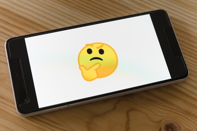 emoticon on phone representing uncertain in friendship break up