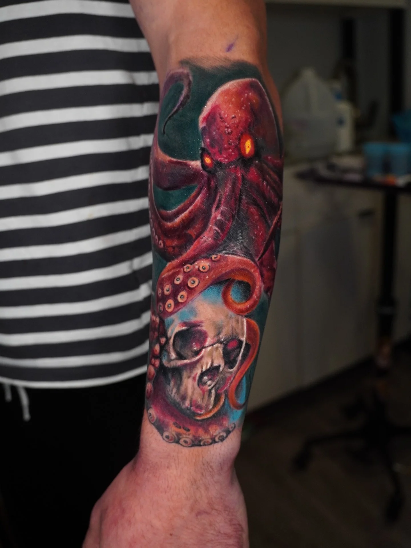Finished up this 1/4 sleeve 🪸

A decent amount was healed before we added the rest of the tattoo! 
The head of the octopus with some of tentacles and the skull are fully healed with a few touch ups 
The new additions were the left tentacles, some of