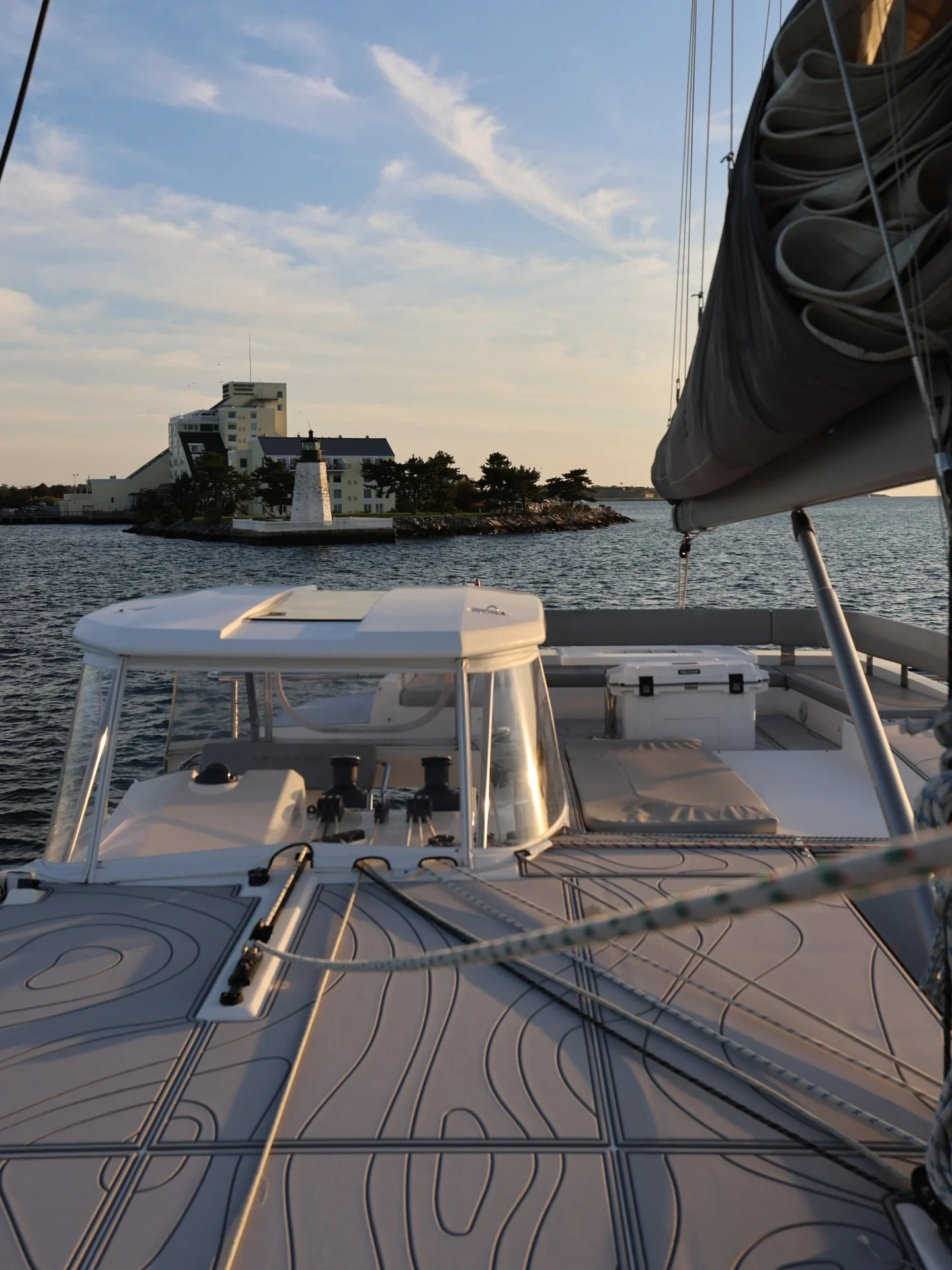 From the helm to the sun pad, our expansive upper deck is engineered for comfort, conversation, and taking in views like this🌞Gather your crew and set sail⛵️