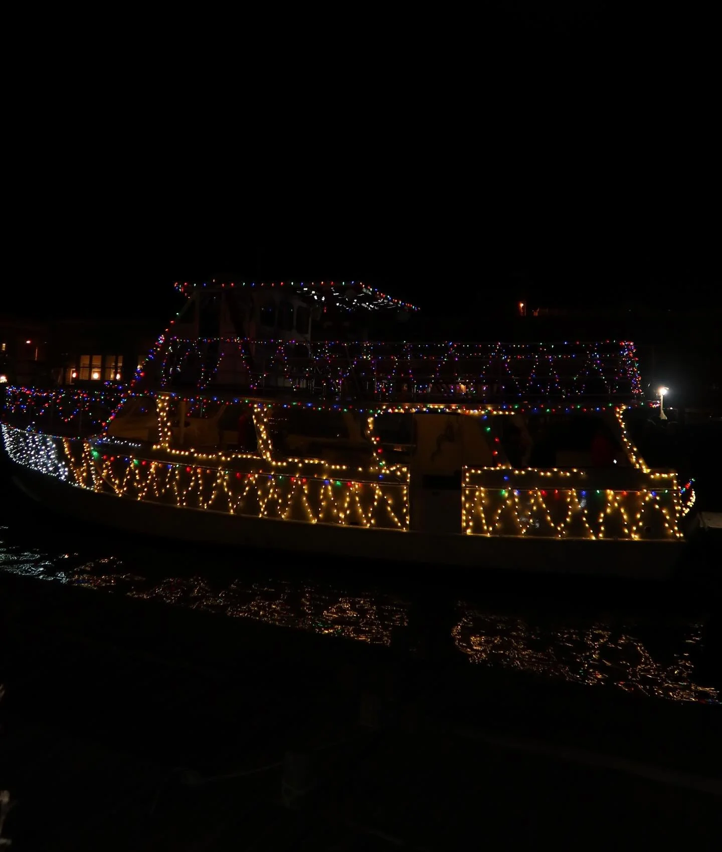 happy december first! this is how newport looks during the holidays ✨🛥️