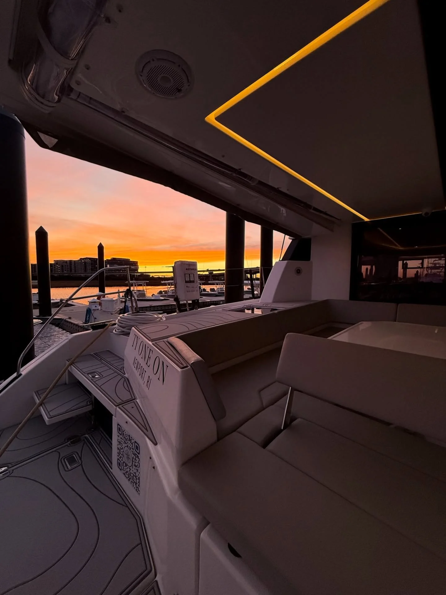 Charleston showing off for us tonight🧡⚓️ Book your sunset cruise at the link in our bio!