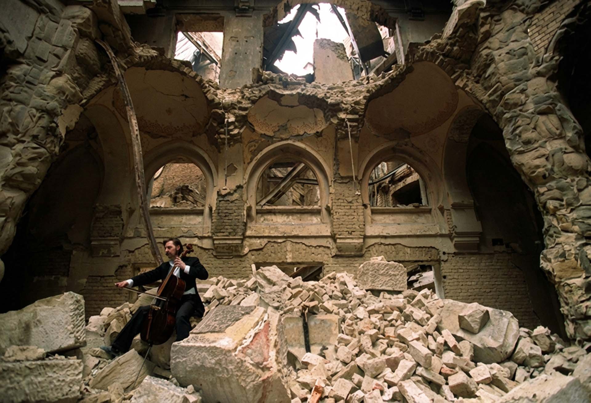 Vedran Smailović en las ruinas de la Ópera de Sarajevo