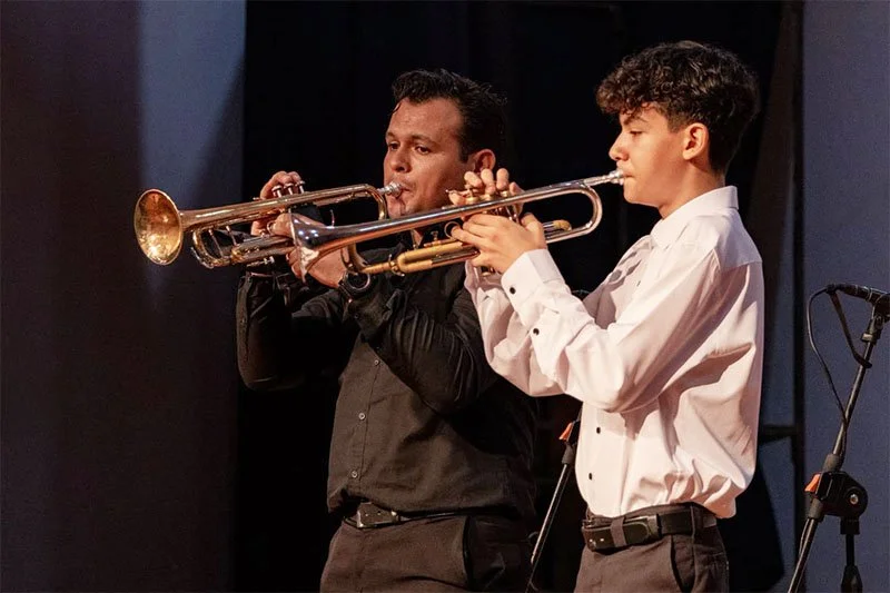 Dos trompetistas en el escenario del programa de música de cámara de El Grullo, Jalisco.