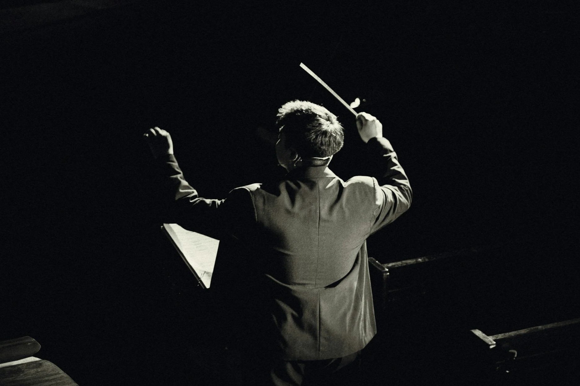 Un director de orquesta durante un concierto