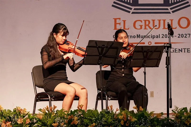 Dos violinistas en el escenario del programa de música de cámara en El Grullo, Jalisco.