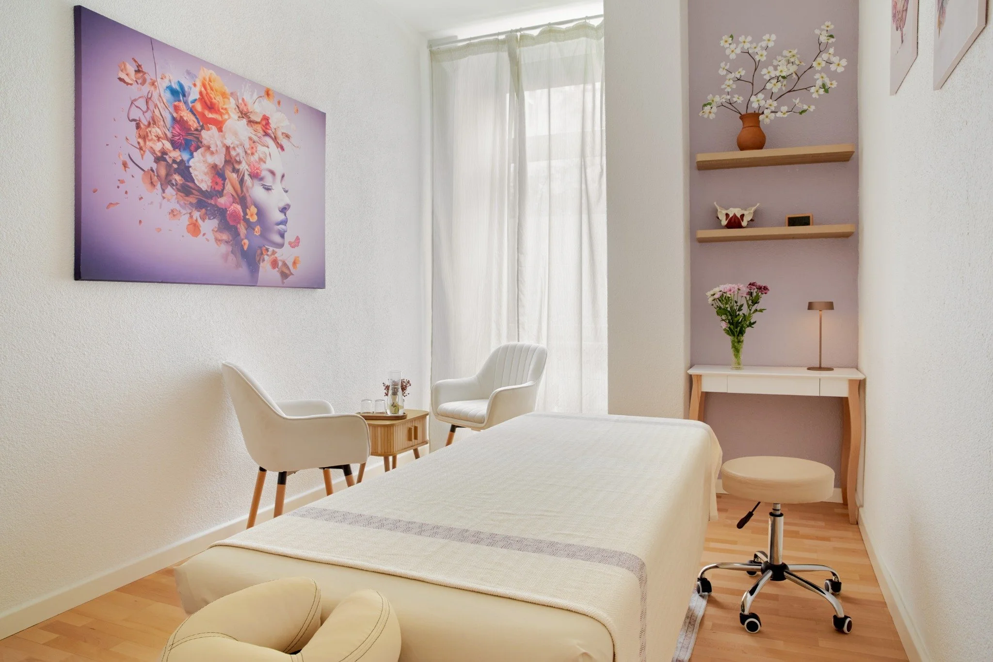 Gaira medical oriented room with electric massage table