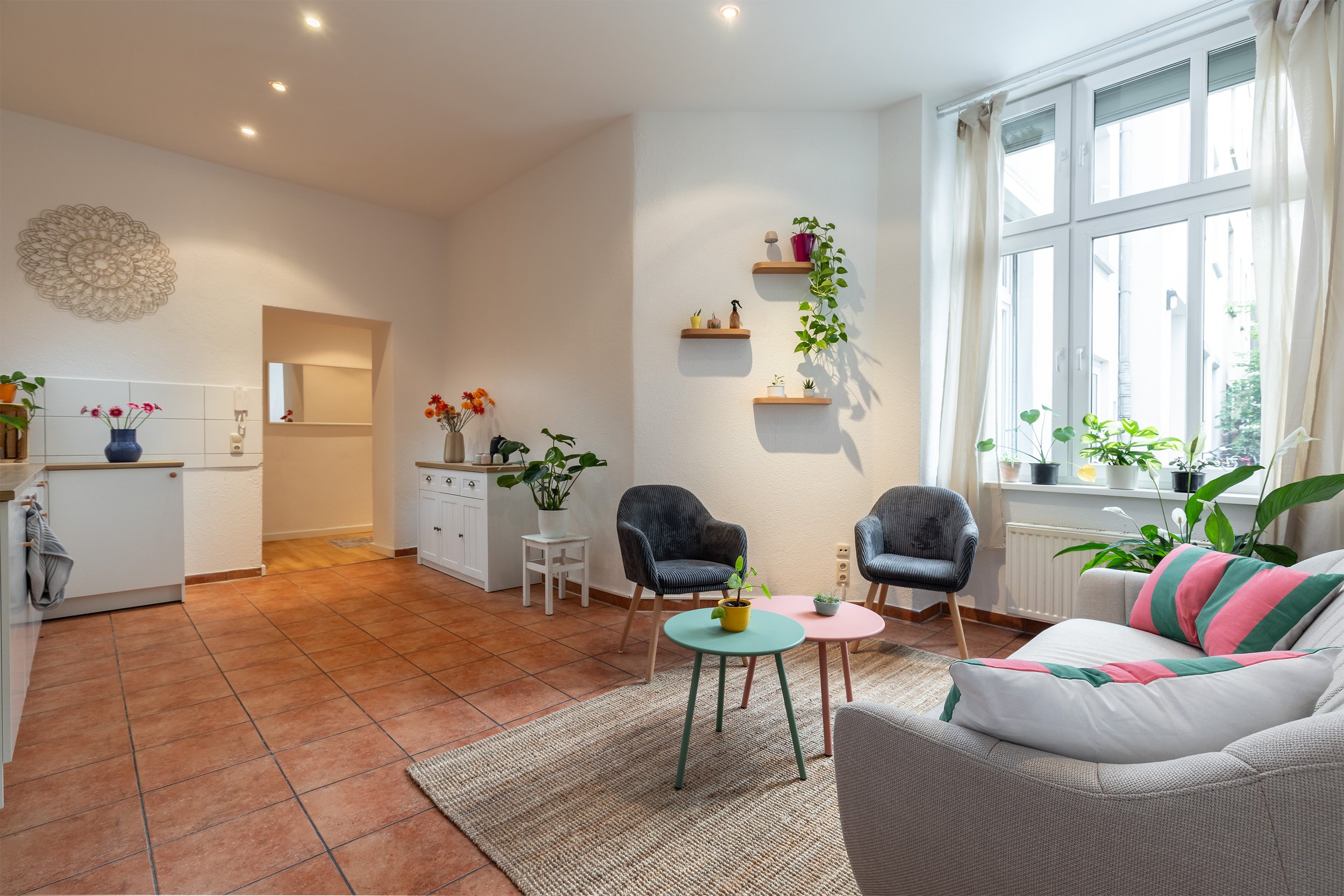 Bright shared lounge at Harmonie Studio