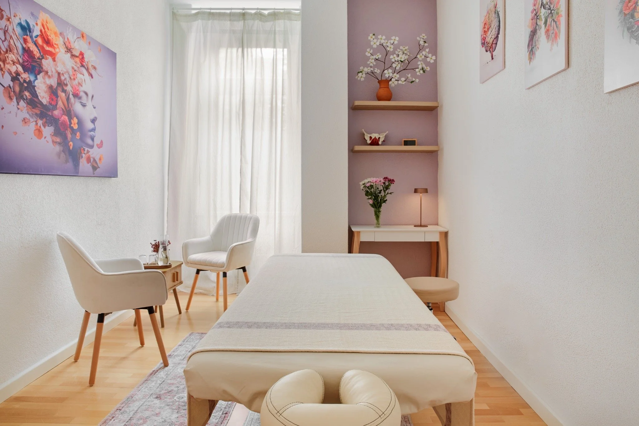 Gaira medical oriented room with electric massage table