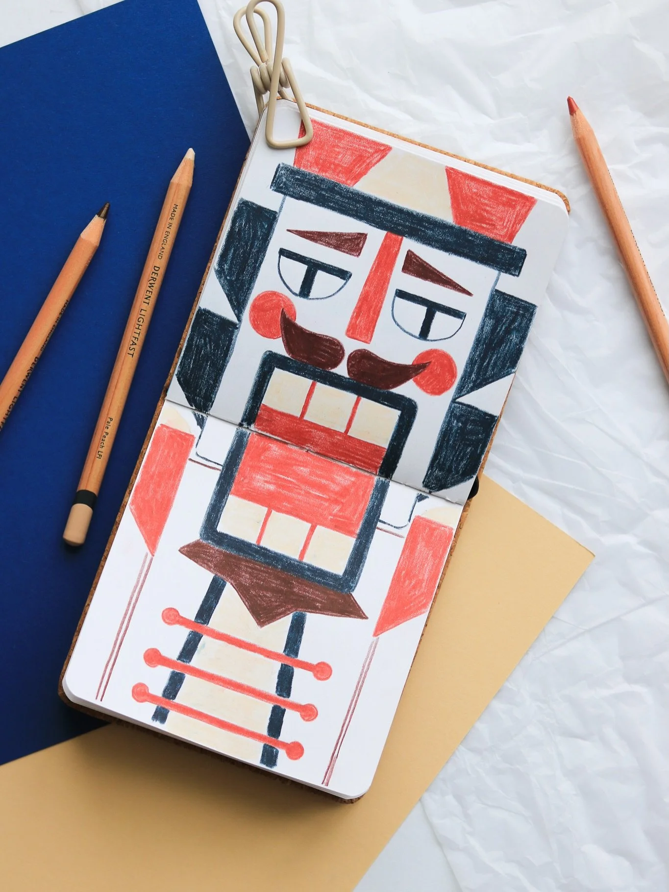 Falls es irgendwer noch nicht mitbekommen hat: Ich bin riesengro&szlig;er Nussknacker-Fan - in allen Farben, Formen und Ausf&uuml;hrungen. 🥰🌰🎅🏻

Umso sch&ouml;ner also, dass Nadine @konfettirausch und ich uns Weihnachten vor zwei Jahren zusammeng