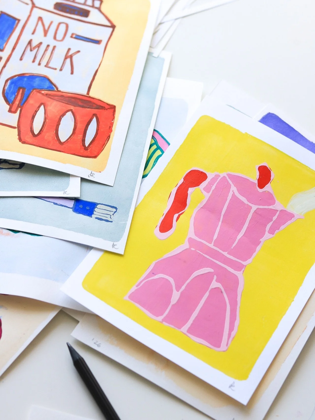 Donnerstag. Kreativabendtag. Tag vor dem Marktaufbau. Hei&szlig;t:

✂️Gelatinedrucke zurechtschneiden, signieren und eint&uuml;ten.
🖍️Ostereier bemalen. Waren es gestern nicht noch Kugeln?
🗃️Kisten packen.
🖨️Drucke drucken.
✍🏻Letzten Kreativabend