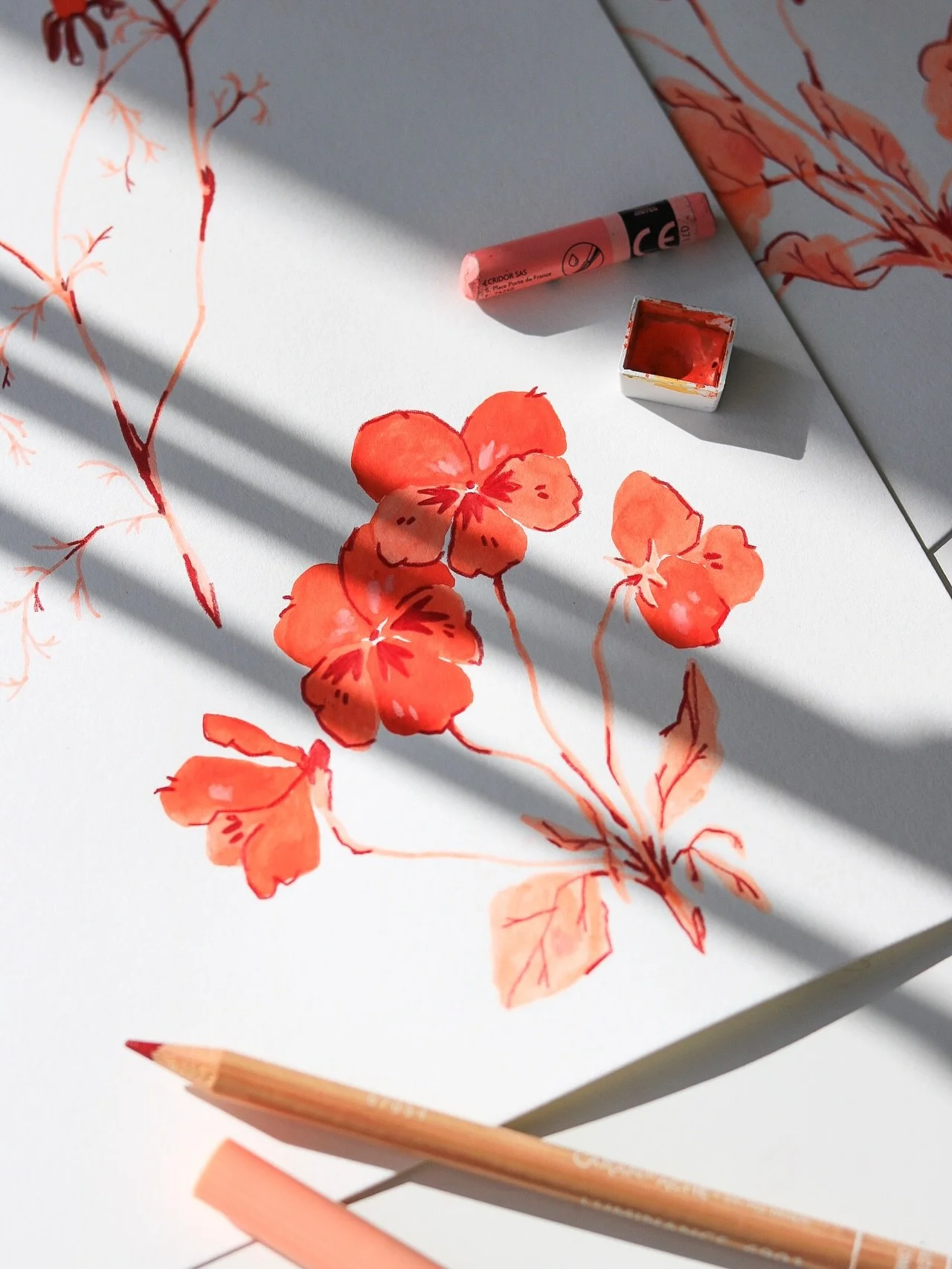 Die ersten Fr&uuml;hlingssonnenstrahlen auf meinem Schreibtisch haben mich in den letzten Tagen doll gl&uuml;cklich gemacht. 🥹☀️✏️

Genauso wie die kleinen Mixed Media Bl&uuml;mchen, die ich k&uuml;rzlich mit Aquarellfarbe, Brush Pen, Wachspastell u