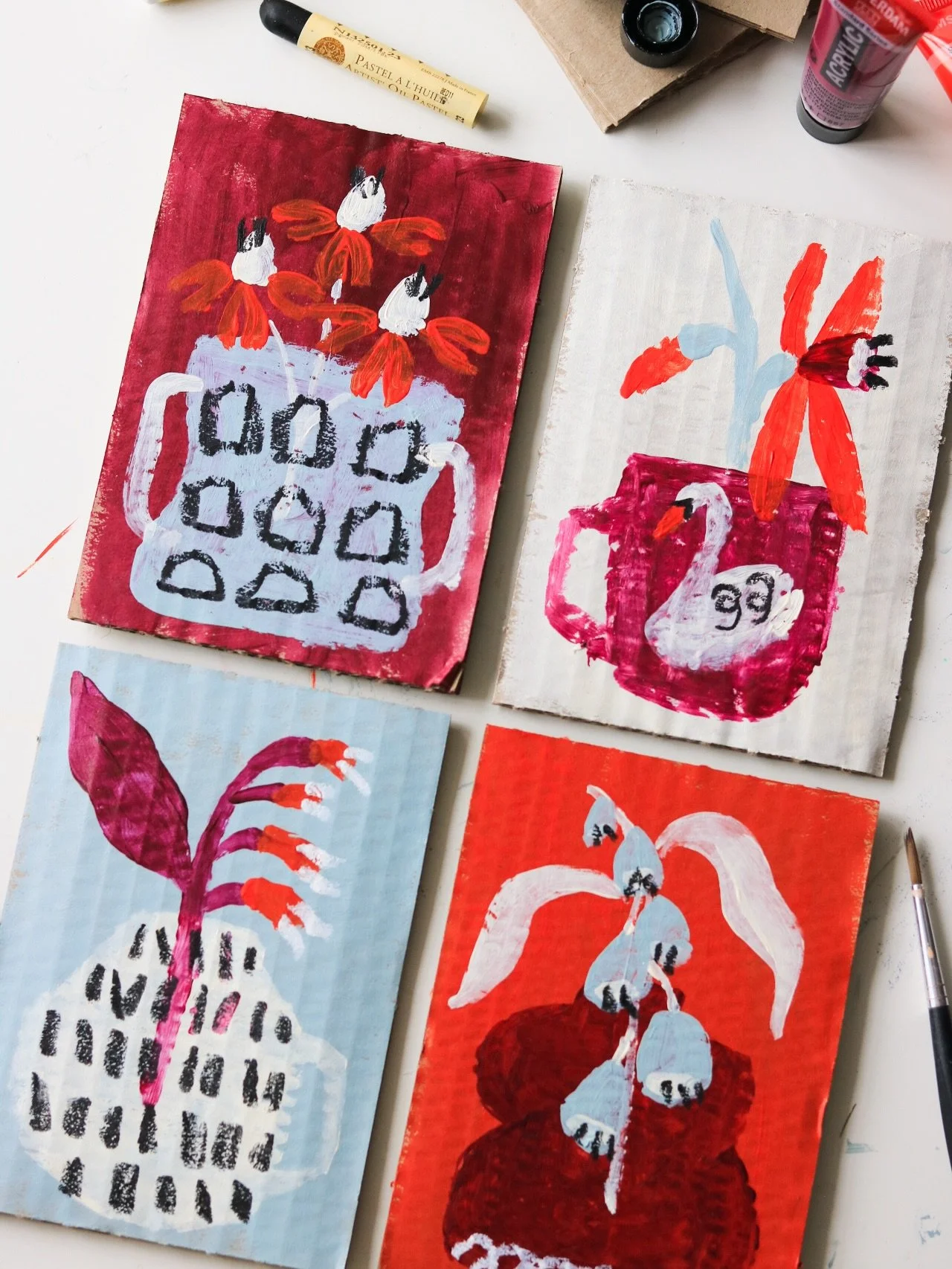 Das (kreative) Ergebnis, wenn ich am Abend eigentlich zu m&uuml;de f&uuml;r den Schreibtisch bin aber die Ideen einfach doch noch &bdquo;kurz&ldquo; umgesetzt werden m&uuml;ssen: 

Eine florale Mini-Serie auf Pappkarton, der urspr&uuml;nglich mal als