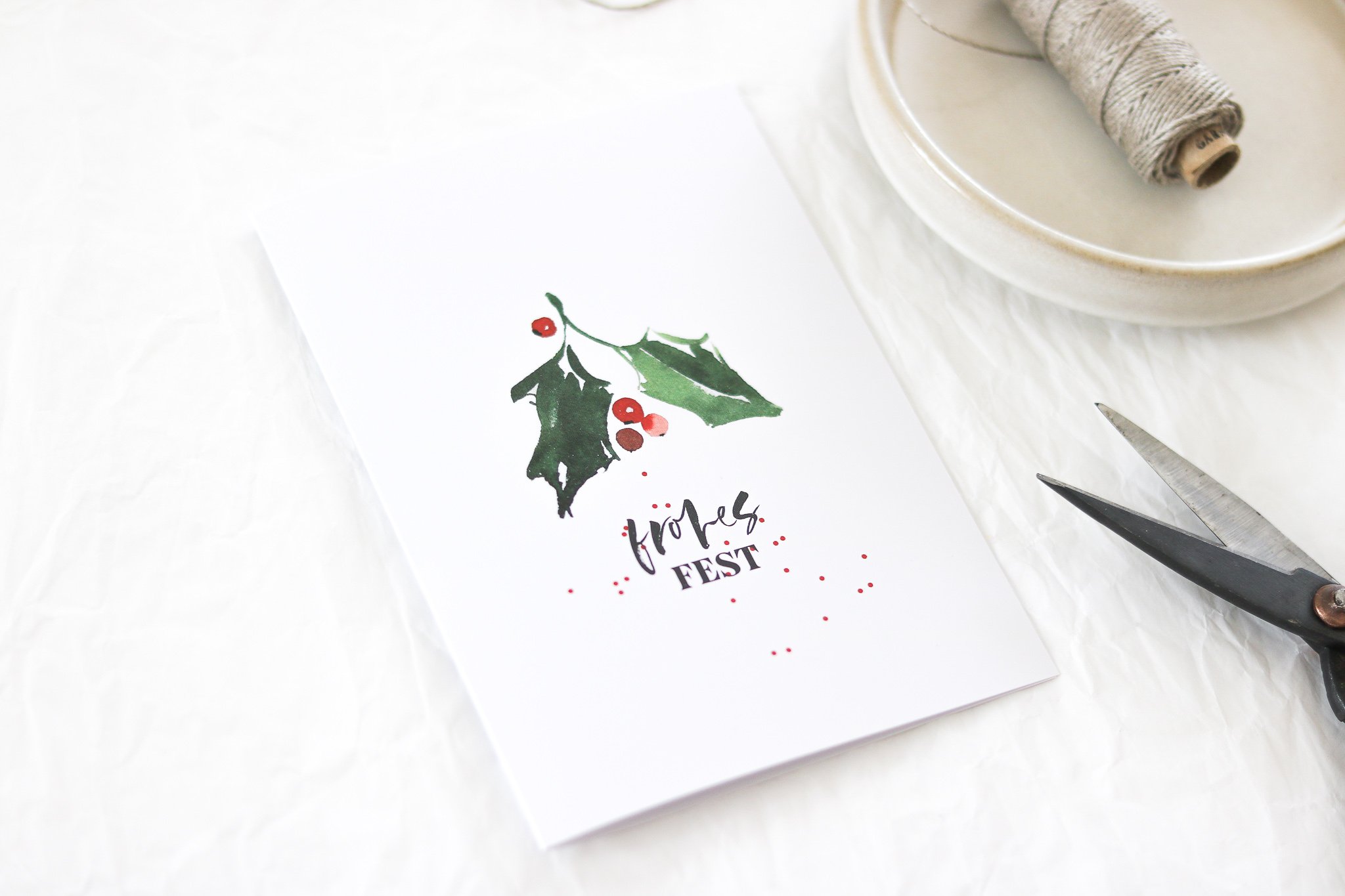 Weihnachtskarte mit Schriftzug frohes Fest und Aquarellmotiv
