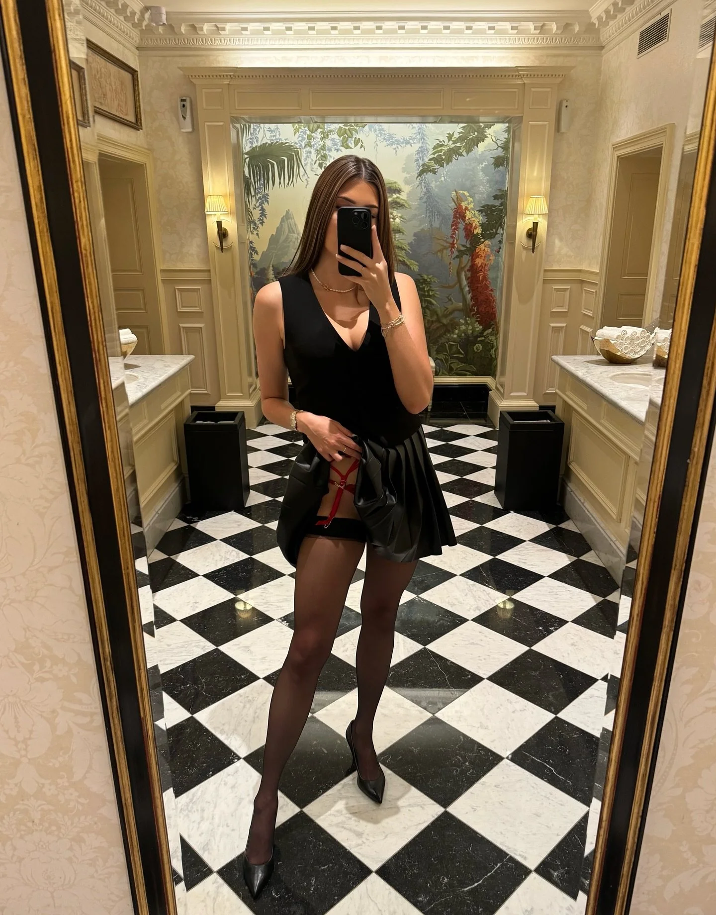 &bdquo;Quick, distract the security guards while we rob the Louvre&ldquo;