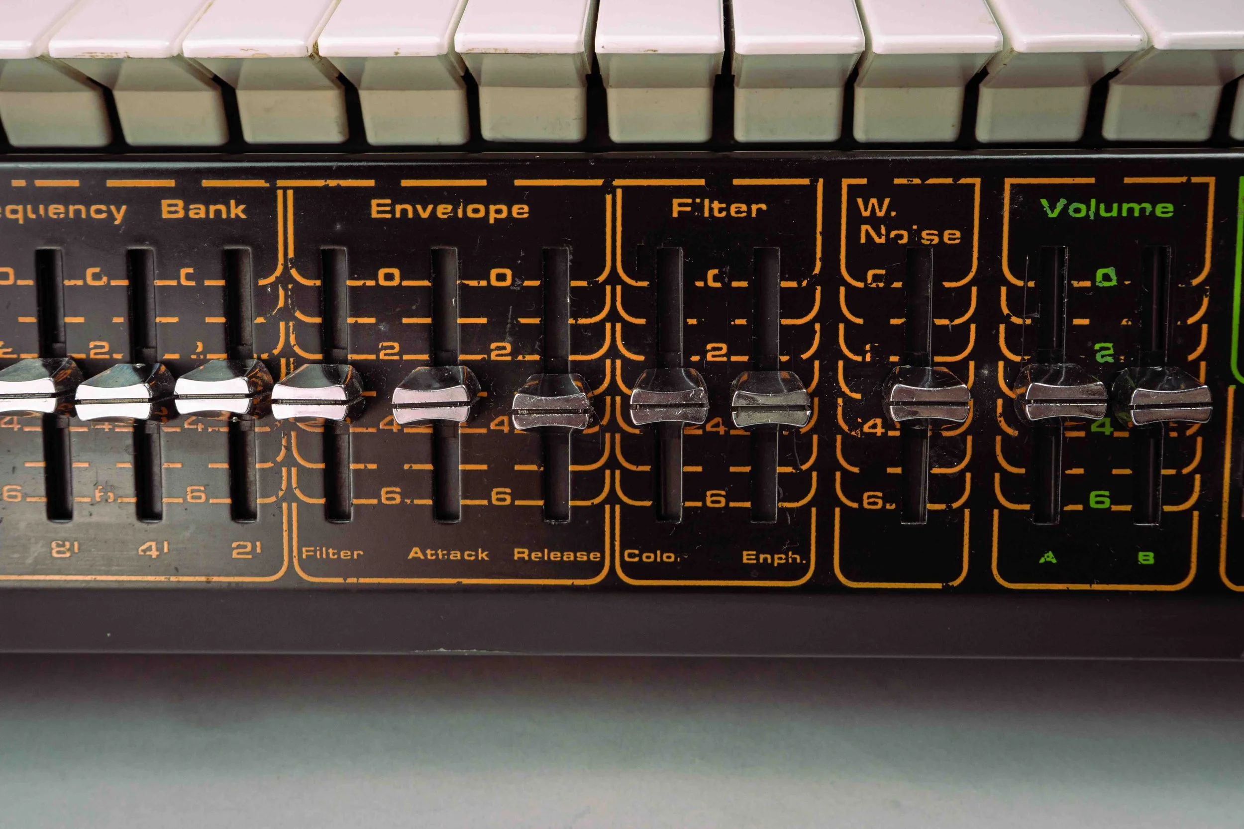 While the other Compac series keyboards were scaled down versions with minor modulation capabilities and controls, the Compac Synth was quite the opposite. With 28 modulation parameter sliders and further 14 switches to prove it. 