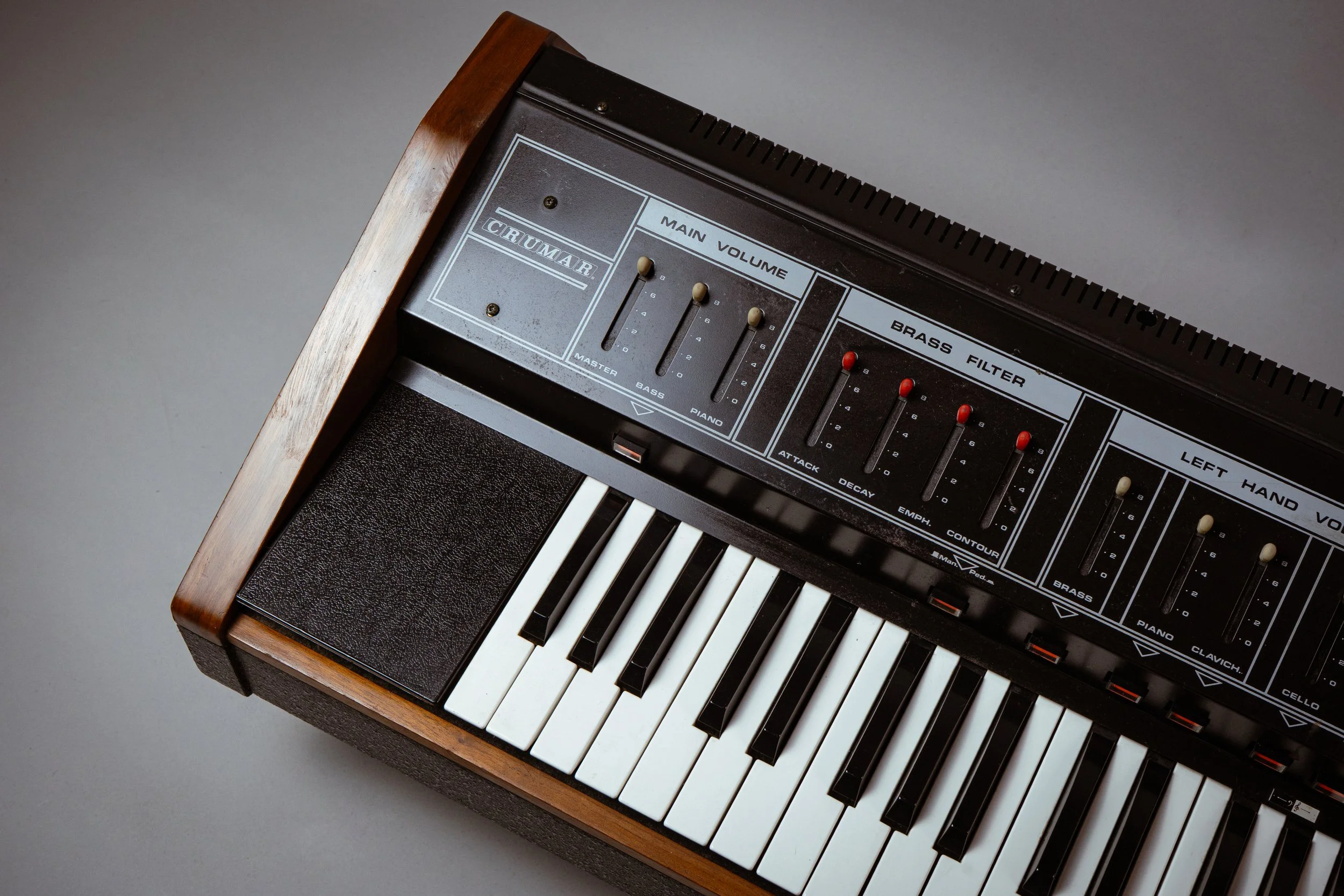 The S/2 has the same great characteristics as it predecessor, with presets that at best sound vaguely like the instrument they're named after. Each preset sound can be played simultaneously and has 2 volume controls - one for the bottom half of the k