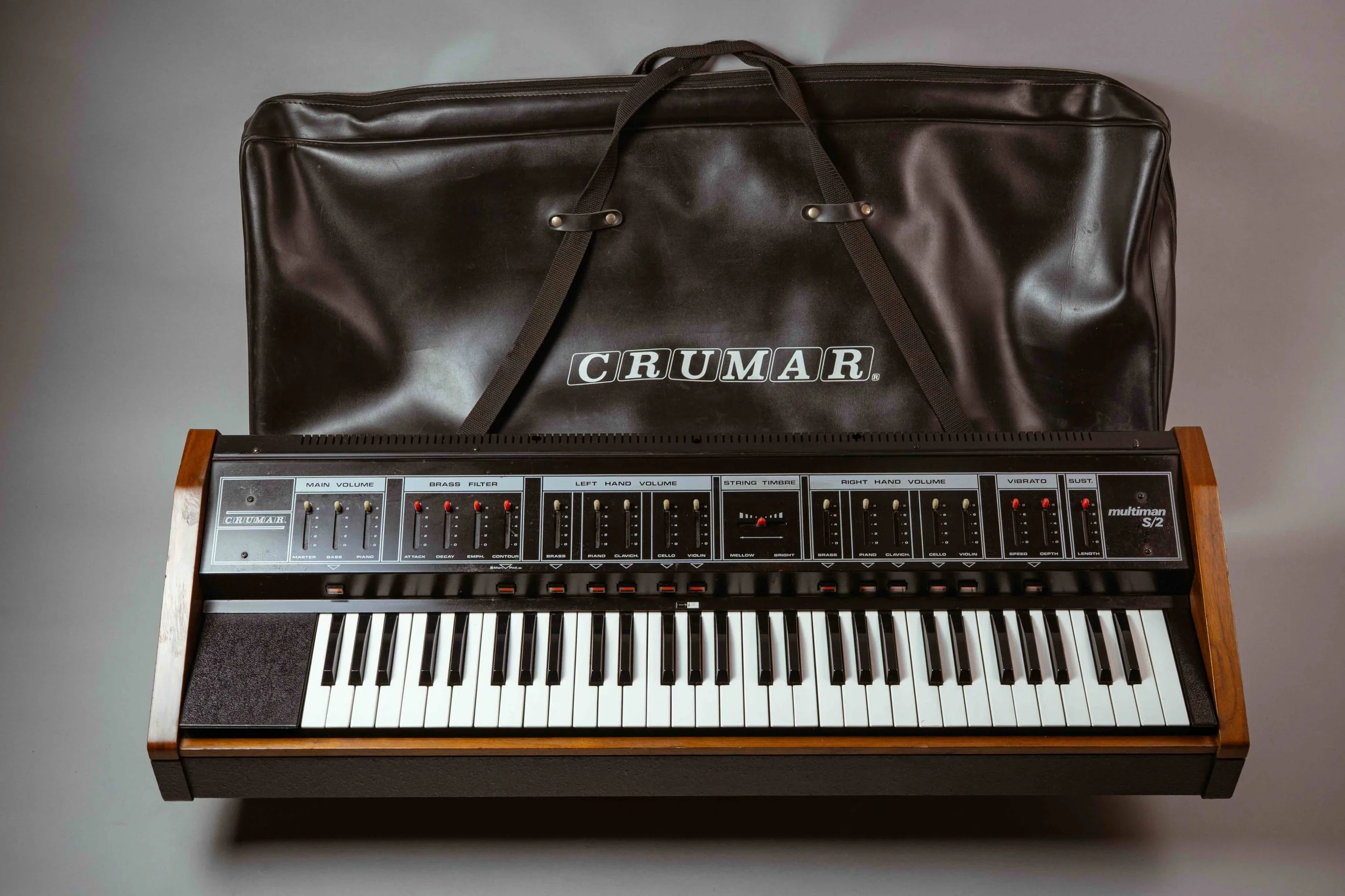 CRUMAR S/2 - 1978 - The second generation S model is very similar to the first one but it came with a snazzy faux leather carrying bag instead of a detachable lid yet somehow managed to still weigh an excruciating 25 kilos. 