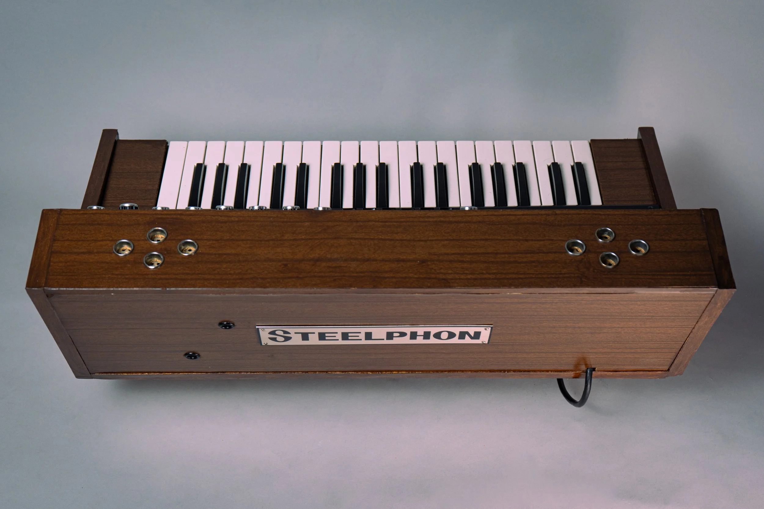 Steelphon was a known producer of mostly organ and guitar amplifiers in the early 1970s and the Steelphon Mago was their first attempt at making a synth. It was followed by the expanded Steelphon S900. 