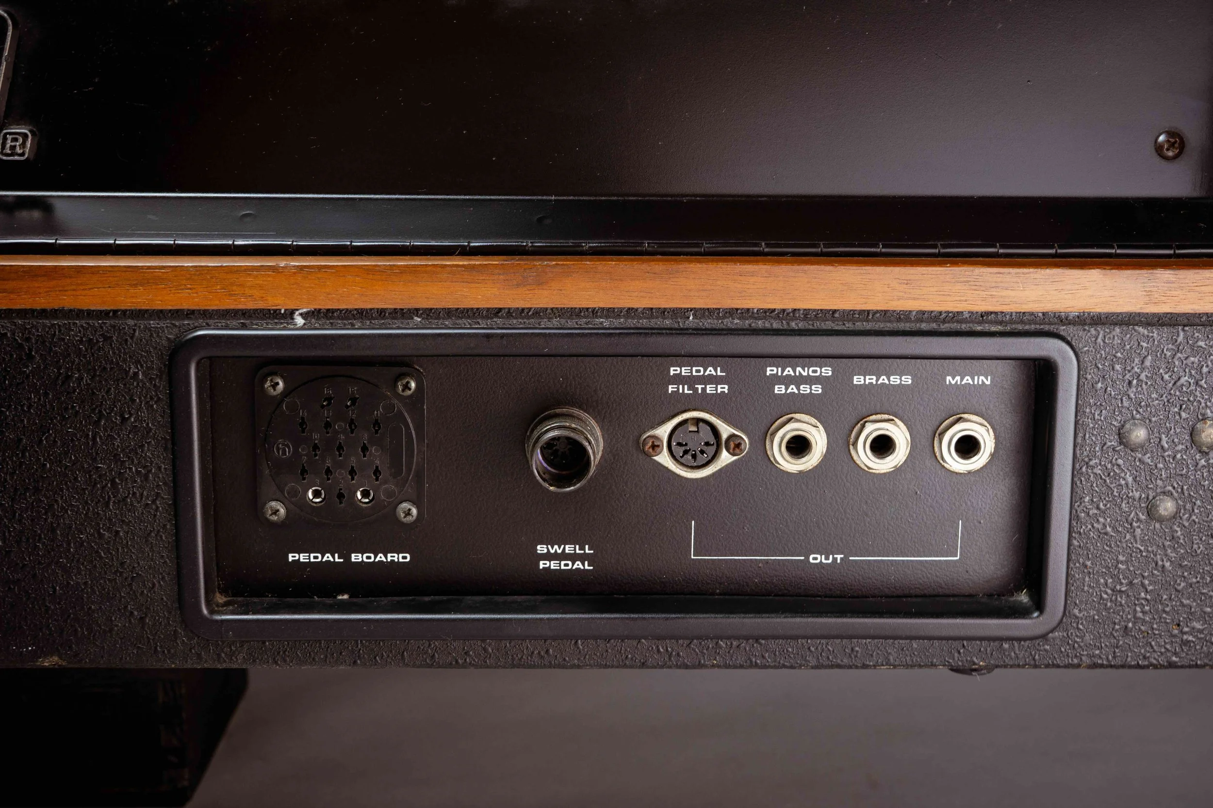 On the back we have the same audio outputs and connectors as on the first S model, except the swell pedal is now a regular DIN connector. The big round connector is for a 12 note foot pedal for the bass section and the other two are pedal filter cont