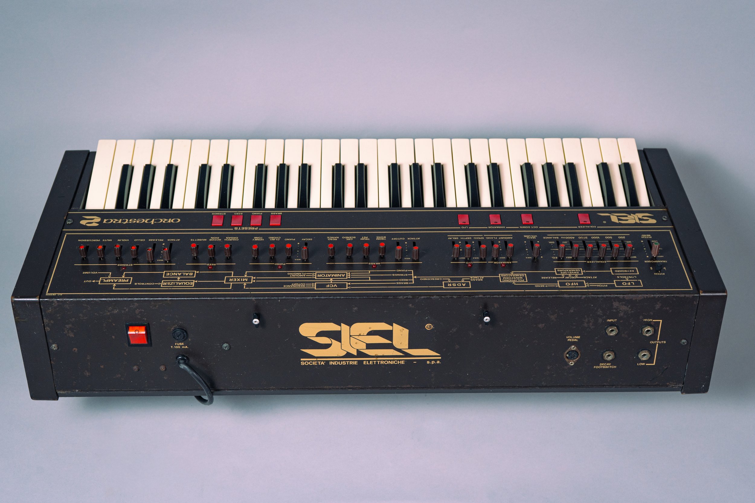 The design is light weight and sleek for a string machine of the era, compared to the Crumar Multiman in weighs about half. The Siel Mono, what would become the slimmed down monophonic part of the Siel Cruise, was launched around the same time and is