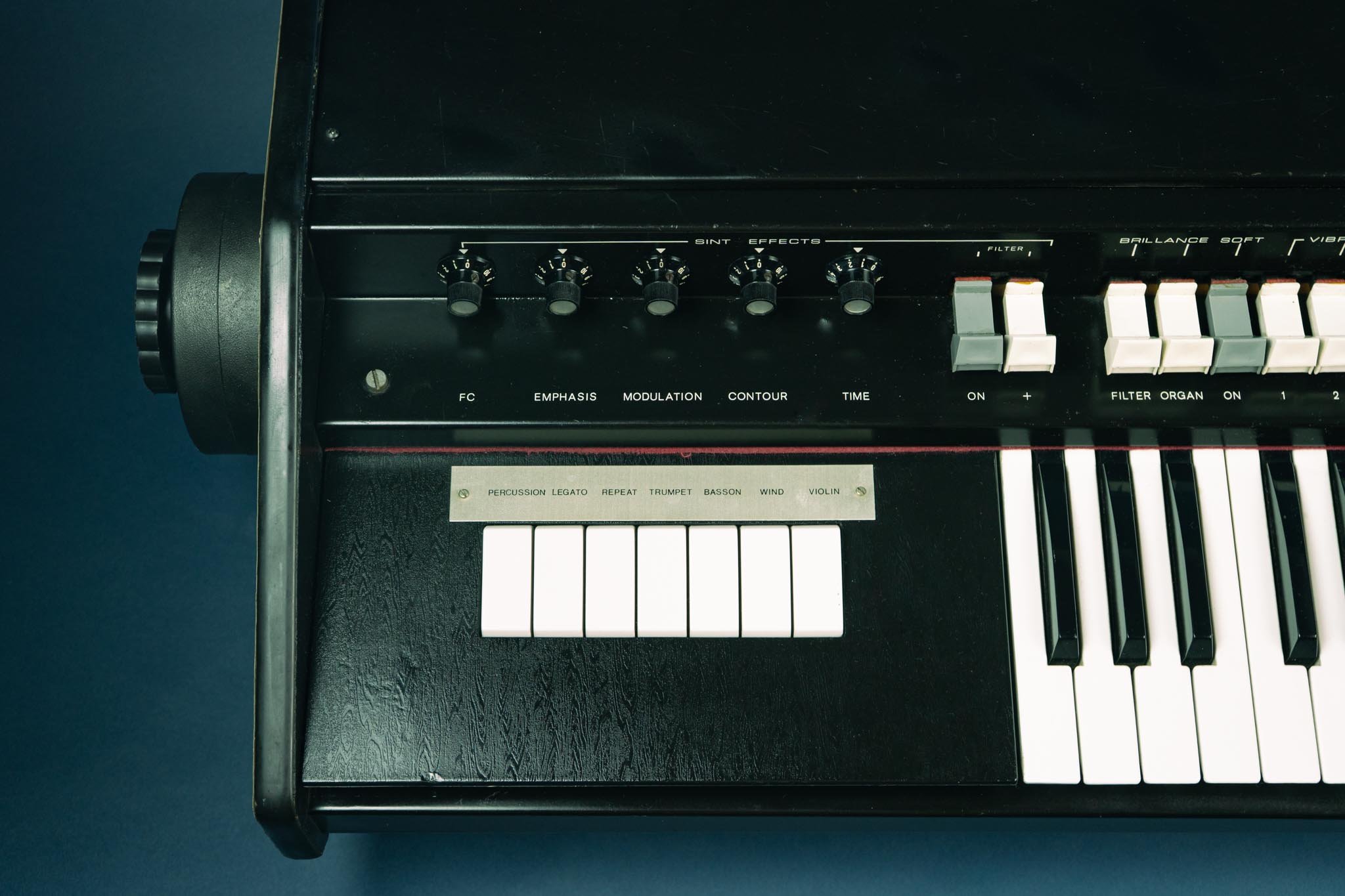 The left hand panel is where you find the 4 preset sounds that form the sound generating base. Percussion give the presets a short decay, Legato cancels that decay but adds a slow attack, while Repeat is a classic organ square wave tremolo with fixed