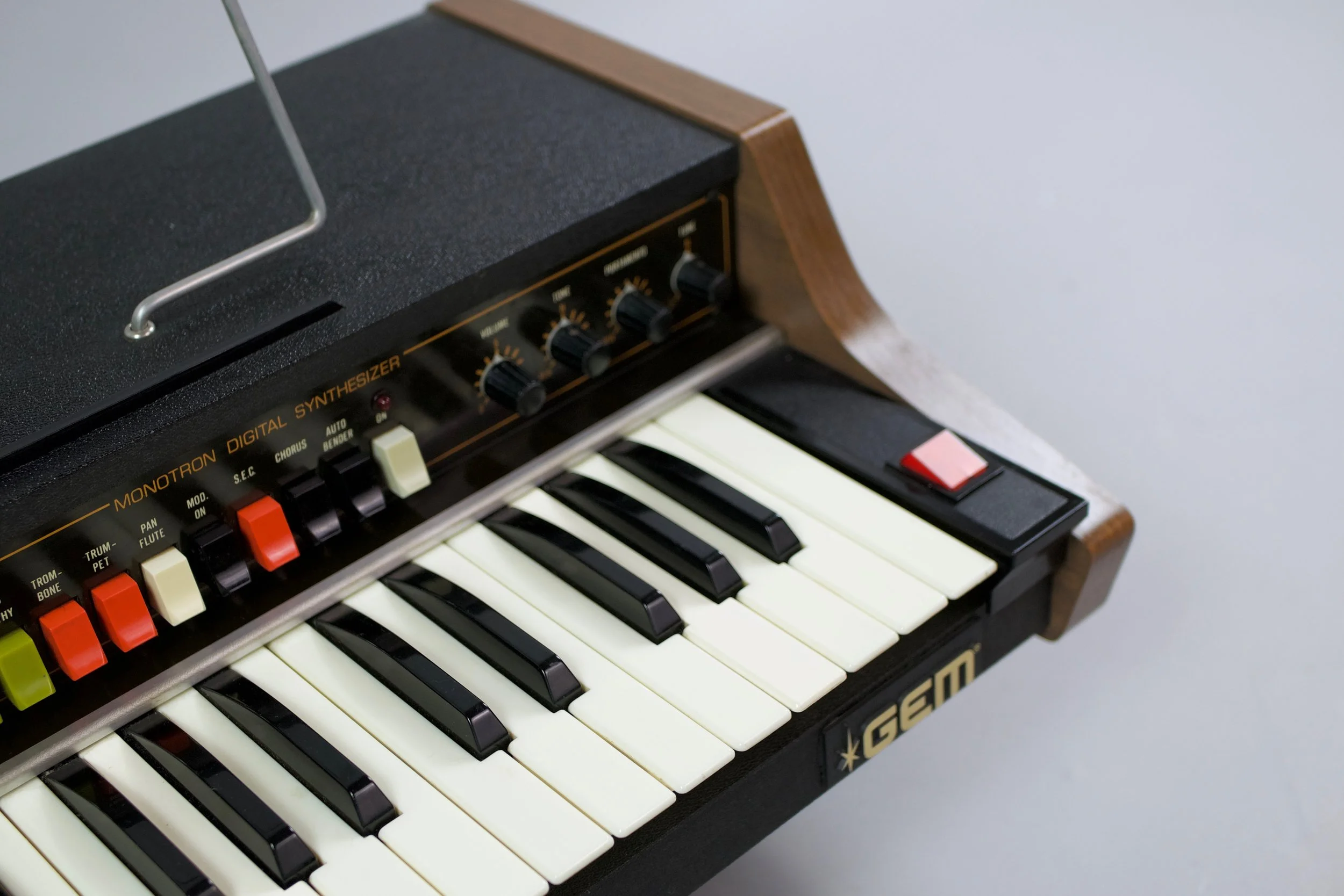 This was GEMs response to the Farfisa Syntorchestra and although it says Digital on the manual the signal path is fully analog. The Monotron presets are creatively named synthesizer leads and basses, 8 in total, with essential modulation capabilities