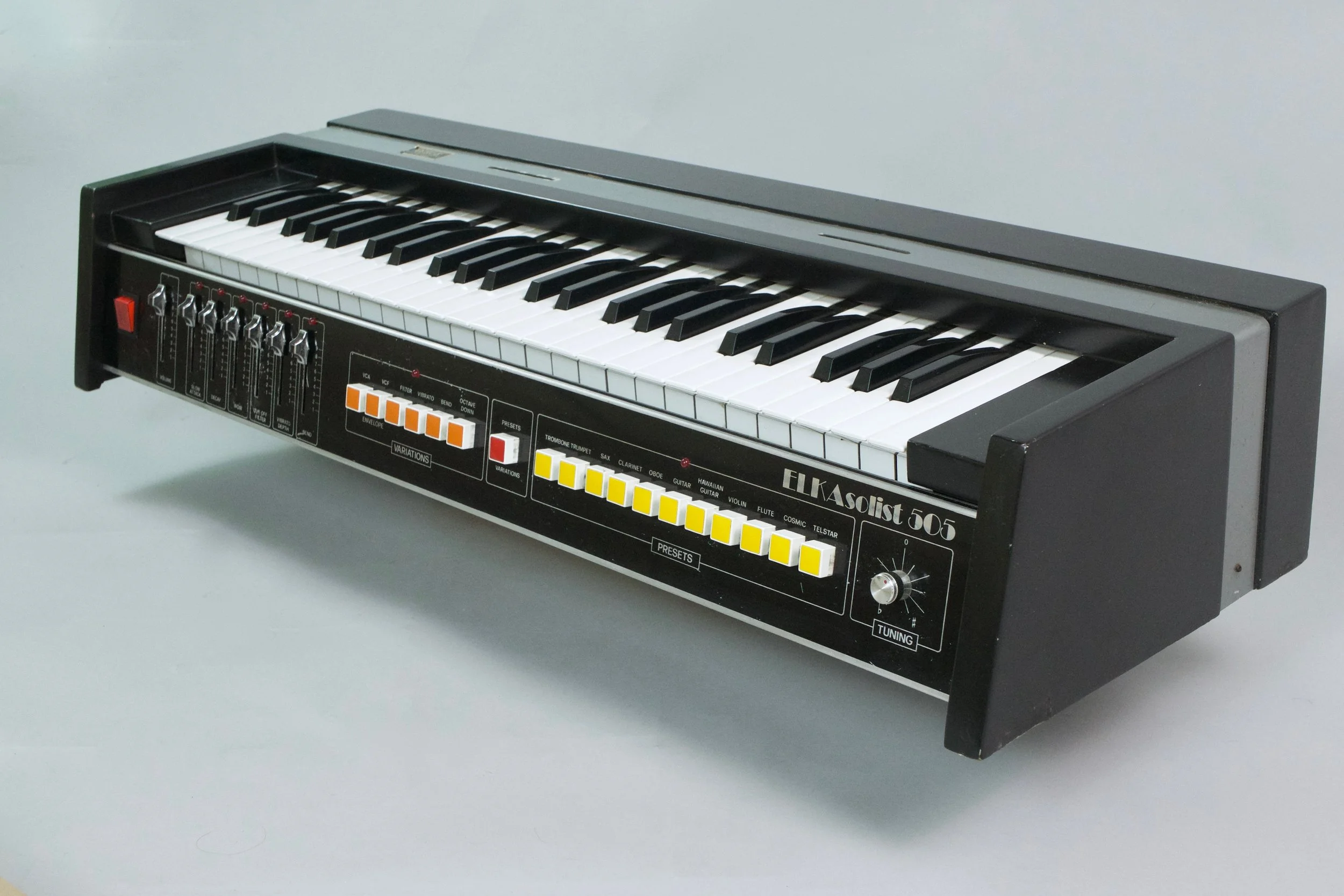 The Solist is a single oscillator synthesizer made to sit on top of an organ for playing synth solos so all the controls are located on the front of the unit. 