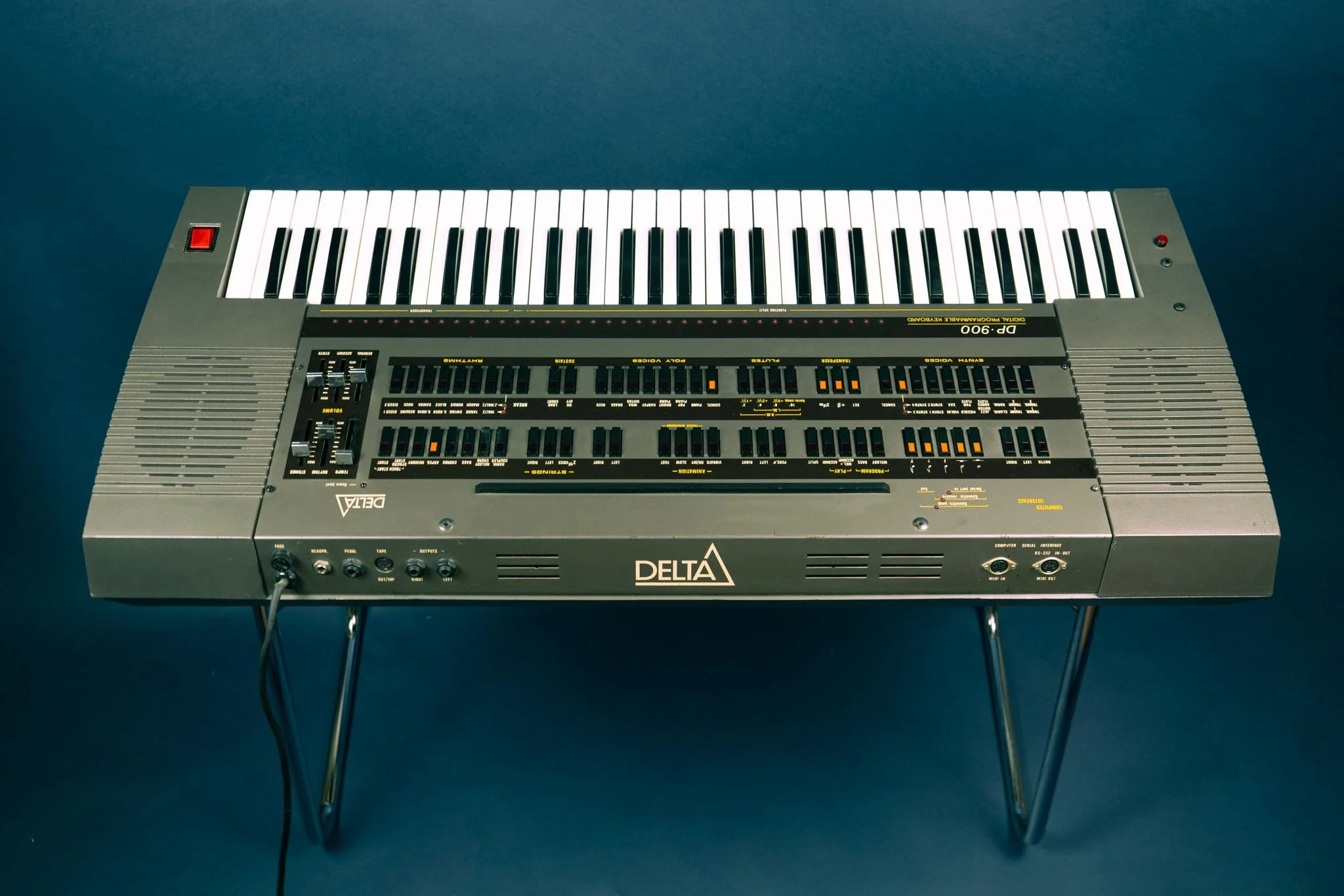 The instrument consists of mainly 6 sections : 
- Drum machine
- Auto Accompaniment section (bass, chords and arpeggiator)
- Poly Voices (polyphonic presets)
- Synth Voices (monophonic synth)
- Flutes (organ footages)
- Strings 
